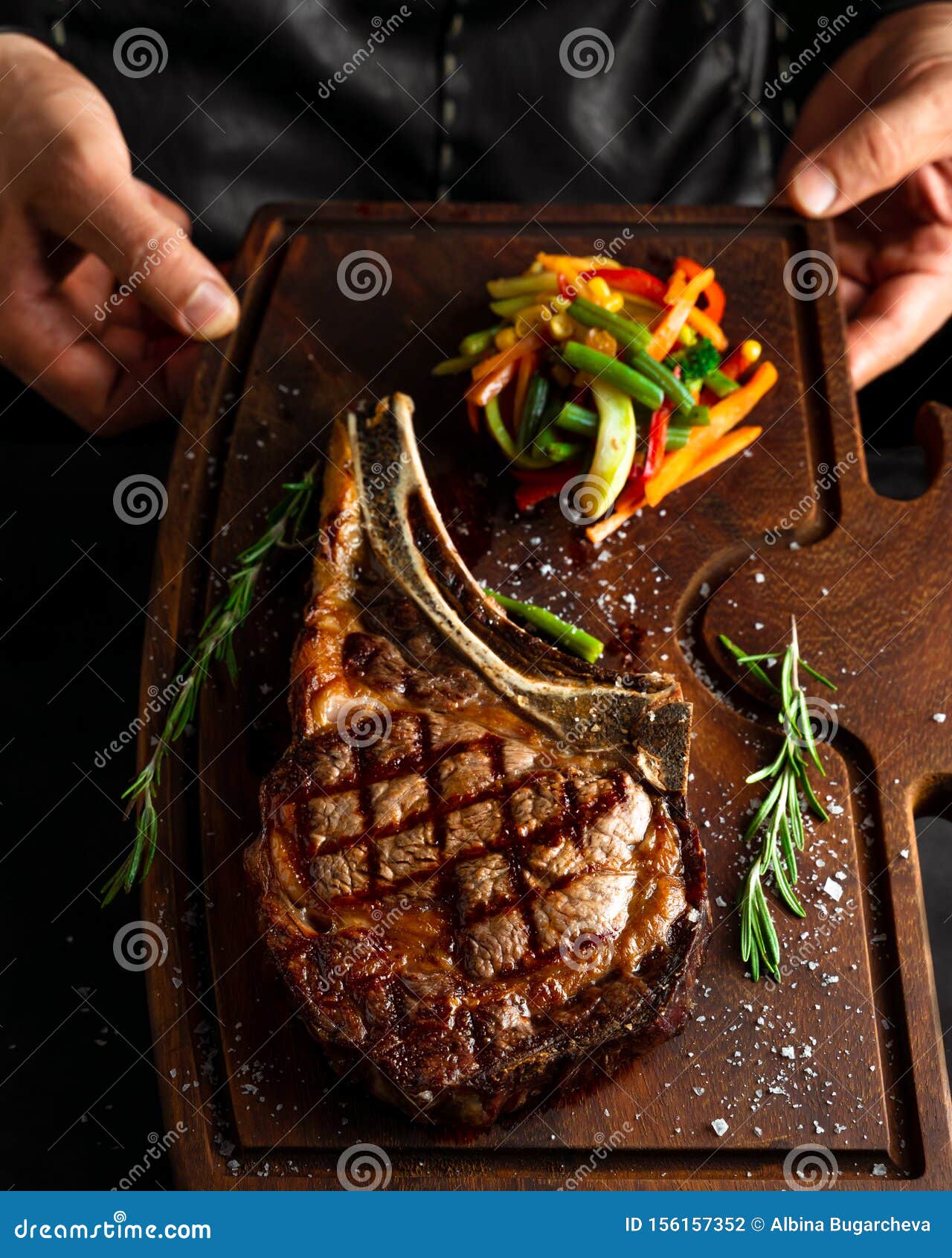 Gekochtes Tomahawk Langknochen Ribeye Steak Auf Einem Servierbrett Stockfoto Bild Von Kostlich Beefsteak 156157352