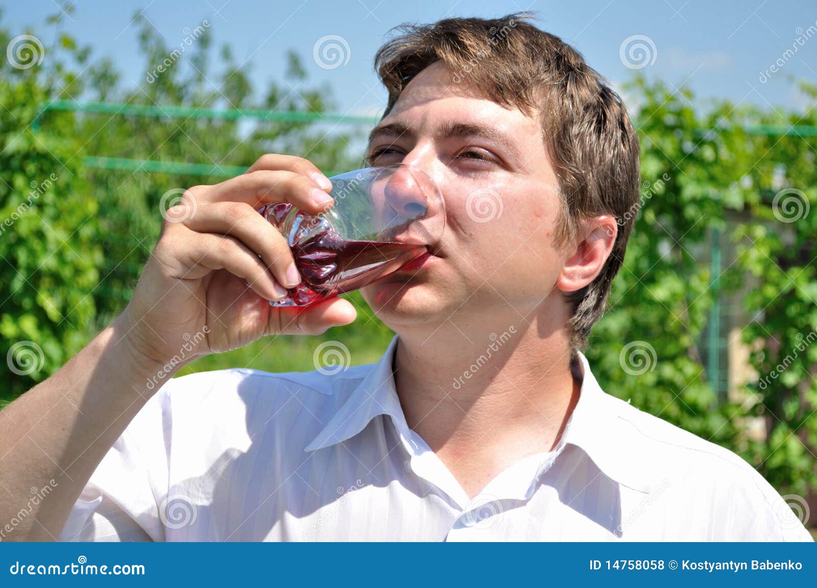 С удовольствием пьют. Мужчина с соком. Человек пьющий сок. Мужчина пьет сок из стакана. Мужчина пьет из стакана.