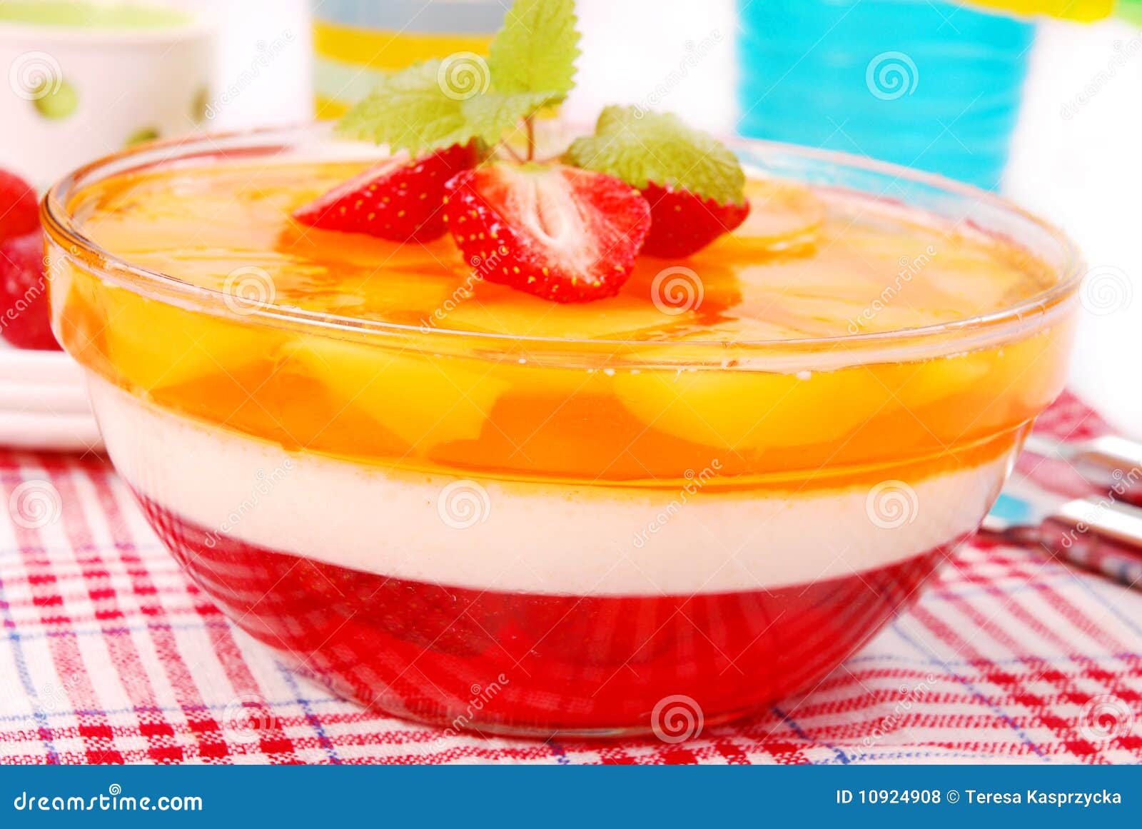 Gelatina della fragola e del mango in ciotola rotonda. Il dessert con crema, la fragola ed il mango si gelatinizzano in ciotola rotonda