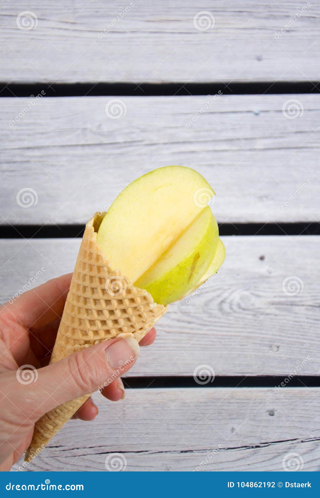 Gelato di Apple. Un wafer del gelato con la mela