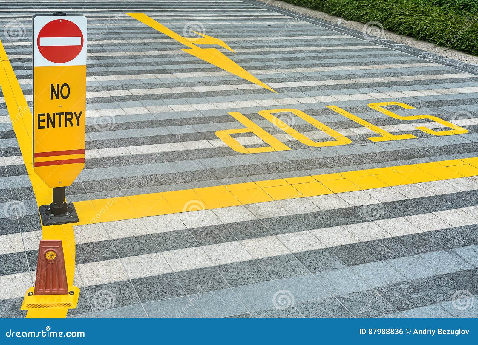 Gelbe Fahrbahnmarkierung Pflastern an Stockfoto Bild von stadt, druck 87988836