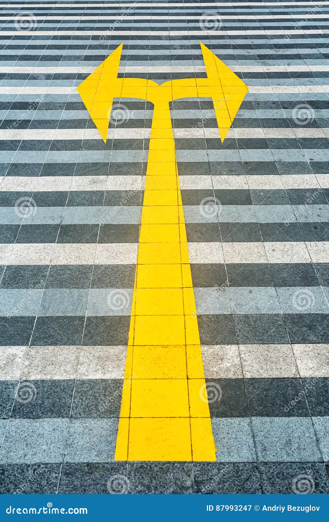 Gelbe Fahrbahnmarkierung Pflastern an Stockbild Bild von lack, gelb 87993247