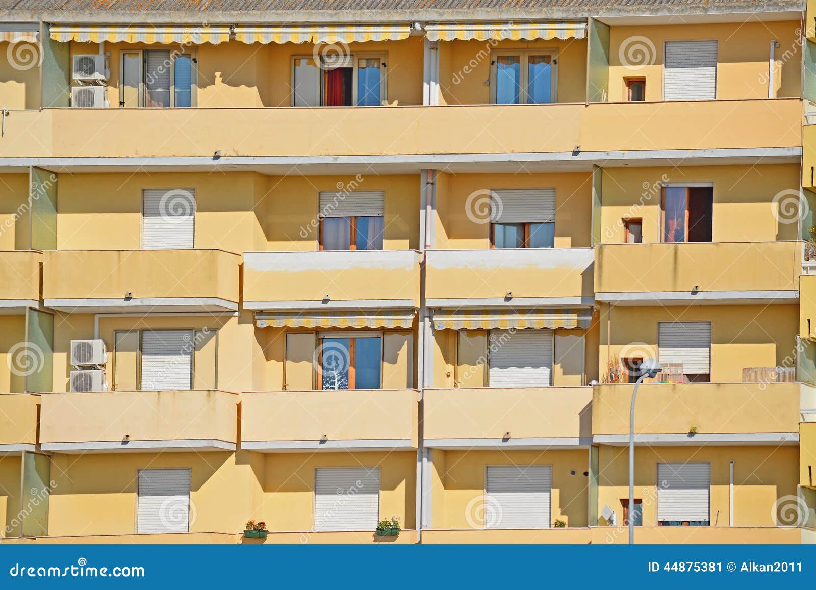 Gelbe Fassade. Gelbe Gebäudefassade in Sardinien, Italien