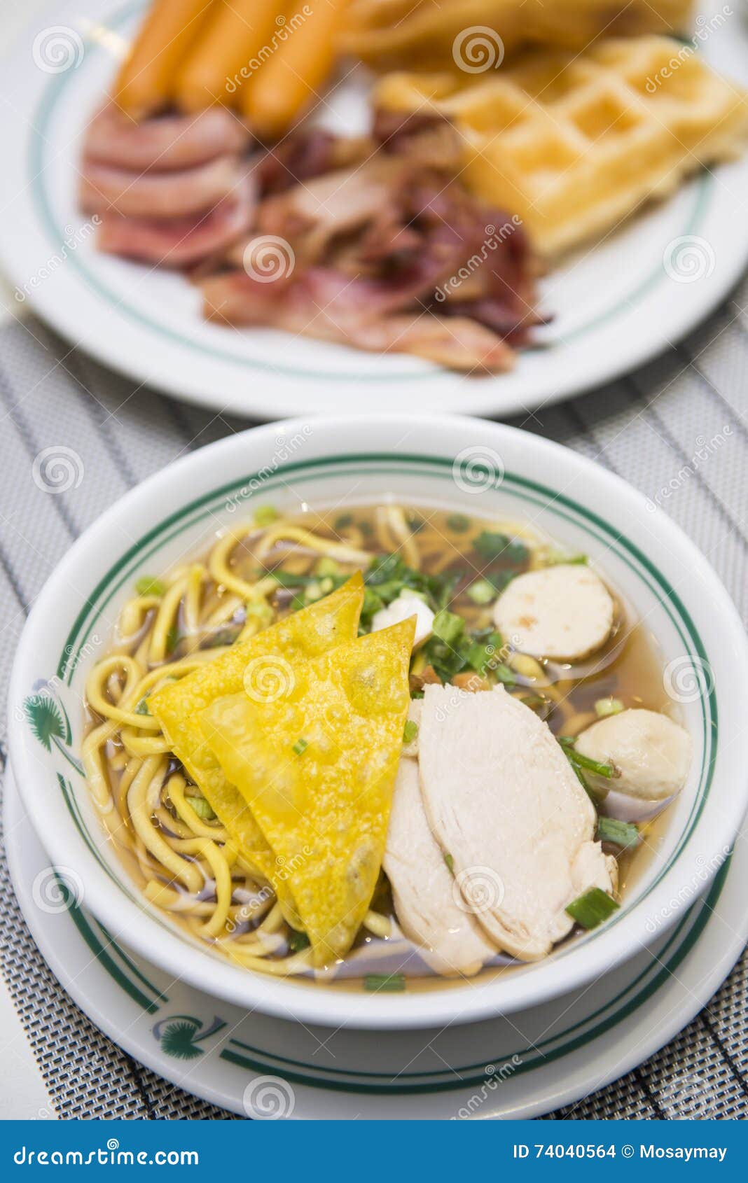 Gelbe Nudel Mit Schweinefleisch Und Knusperigem Wonton Stockfoto - Bild ...