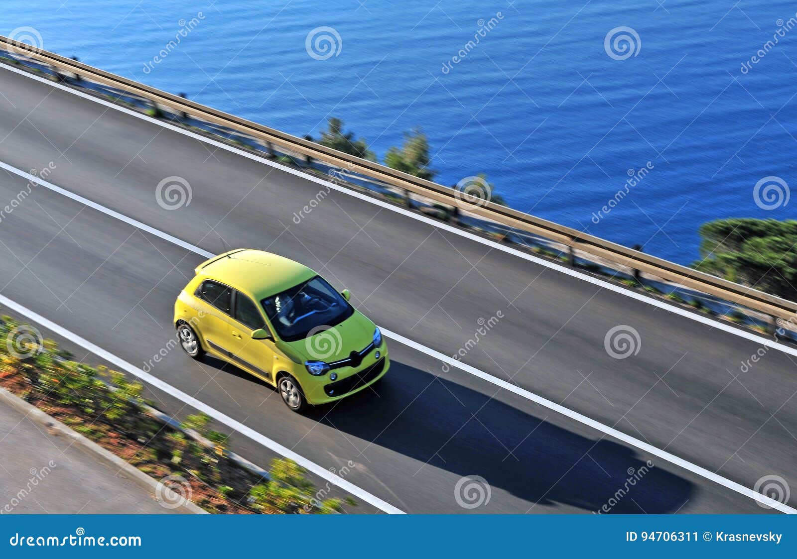 Gelbes Auto, Welches Die Straße Weitergeht Stockbild - Bild von ferien,  drehzahl: 94706311