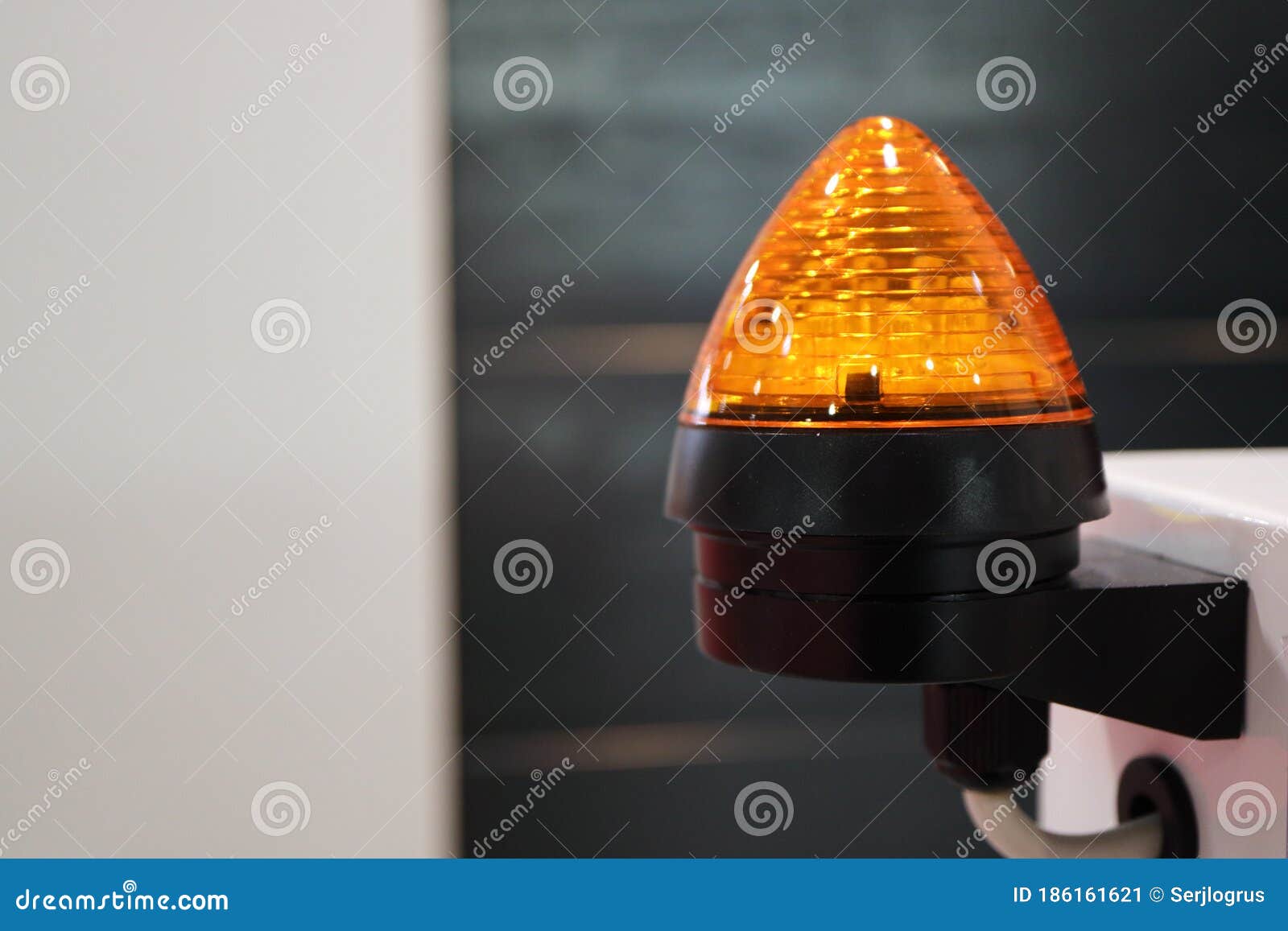 Gelbes Blinklicht. Blinklicht. Parkende Barriere. Stockbild - Bild