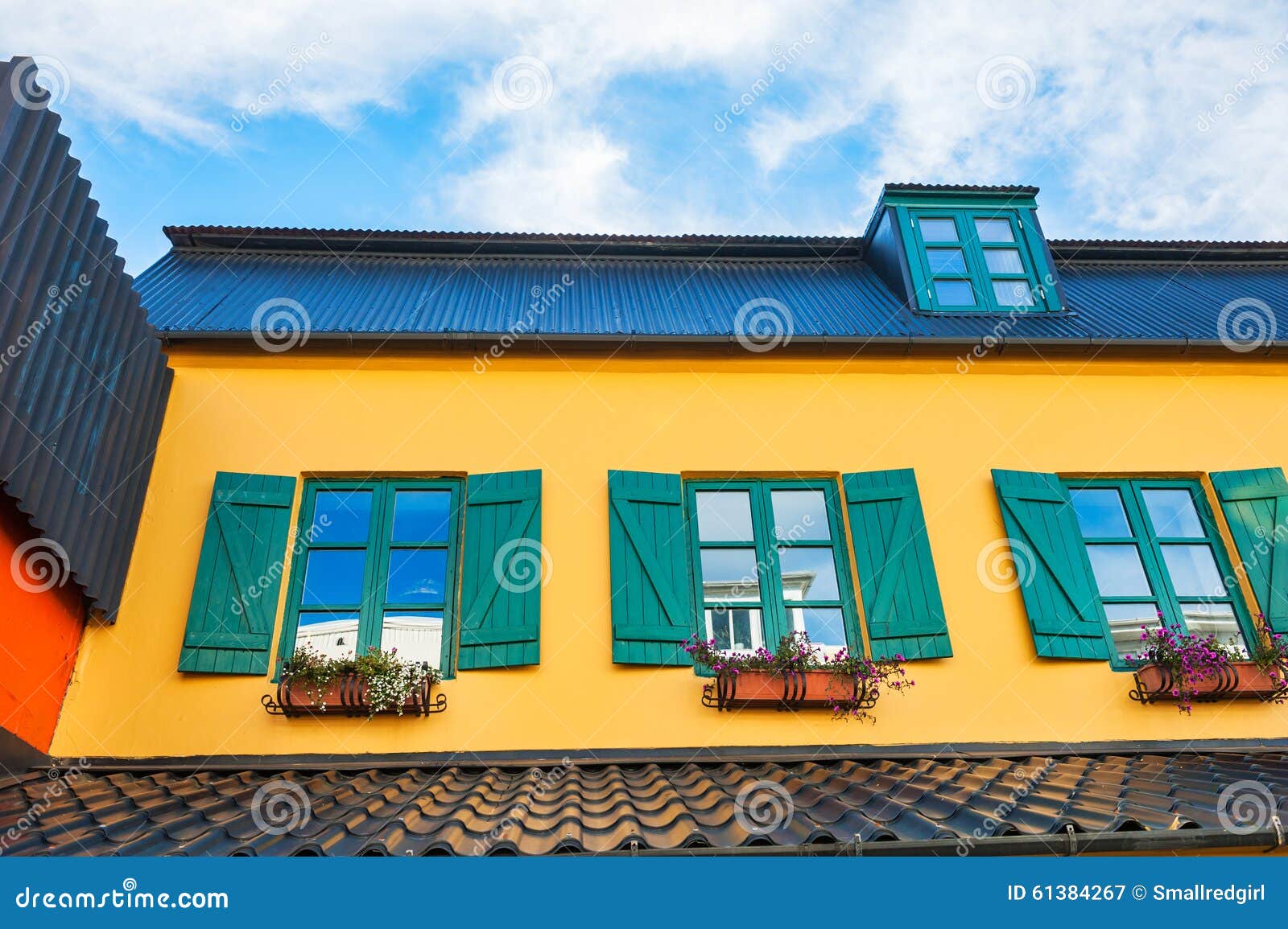 Gelbes Haus Mit Grünen Fenstern Stockfoto Bild 61384267