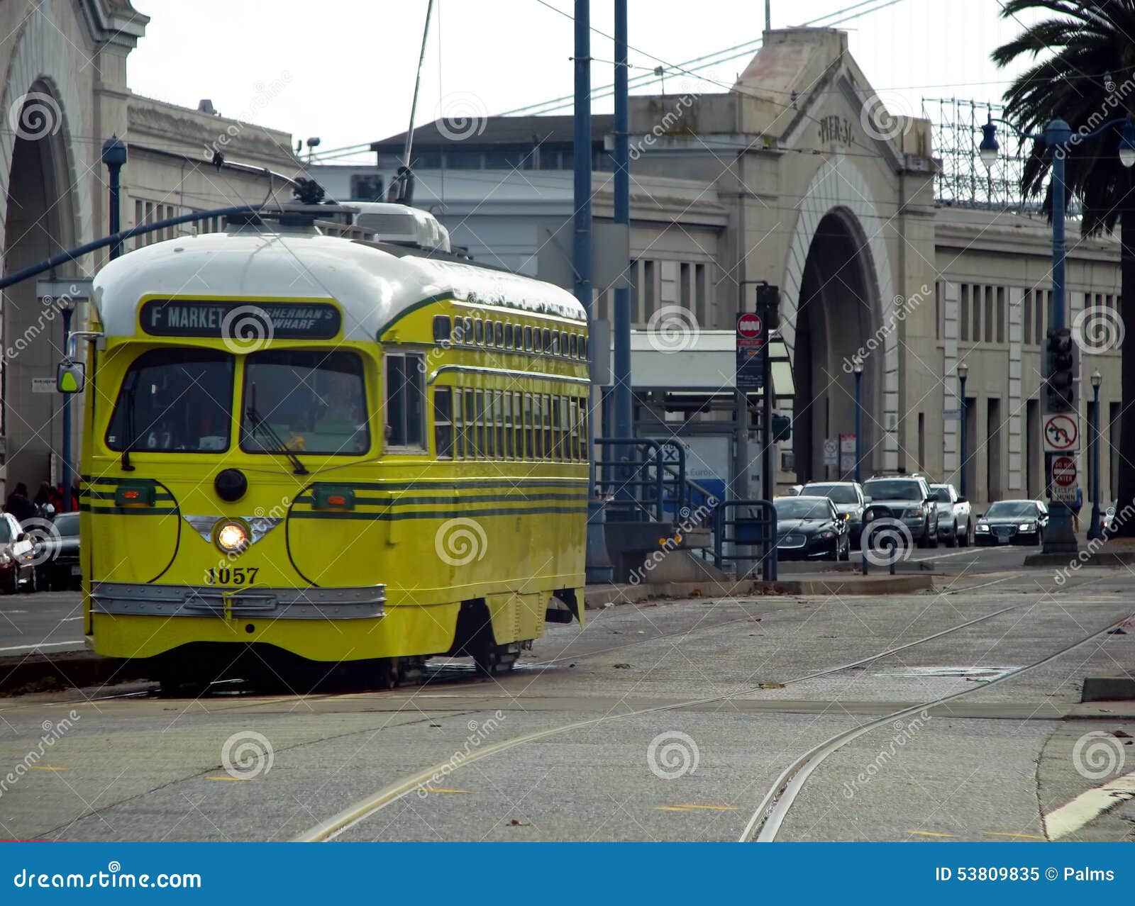 Gelbes Laufkatzenauto, San Francisco, Kalifornien. Gelbes Laufkatzenauto auf Straßen von San Francisco, Kalifornien