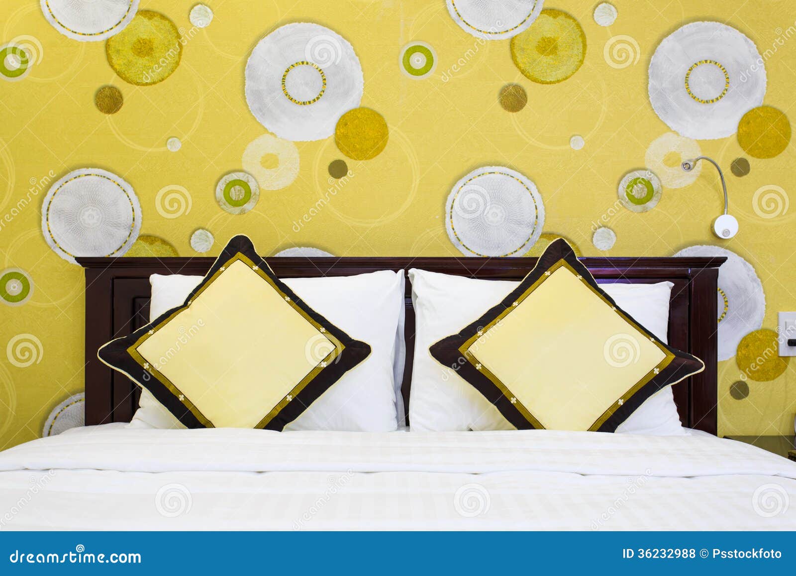Gelbes Schlafzimmer stockfoto. Bild von kissen, hell - 36232988