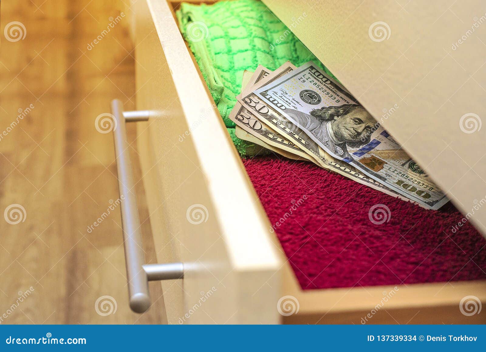 Geld Setzte Sich an, Um Ein Versteck in Kommode Zu Halten Stockfoto - Bild  von amerikanisch, haupt: 137339334