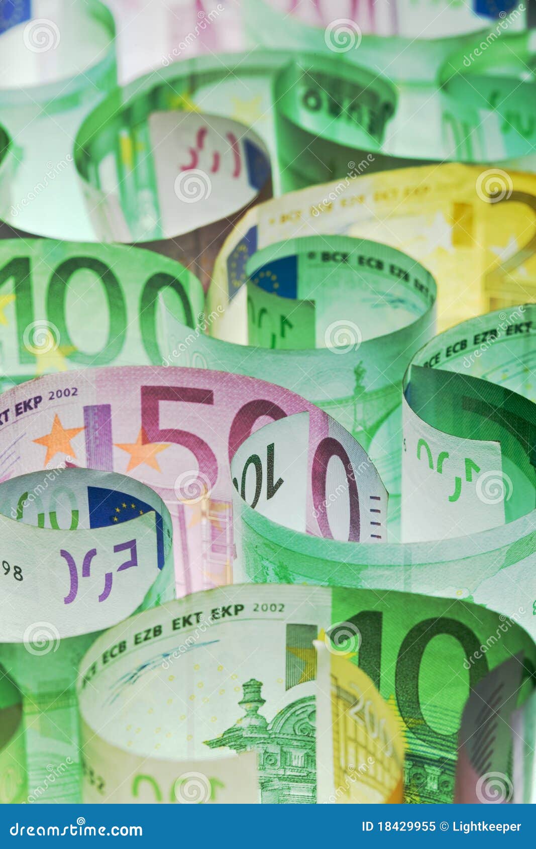 Geldhintergrund - bunte Eurobanknoten unter beleuchtet