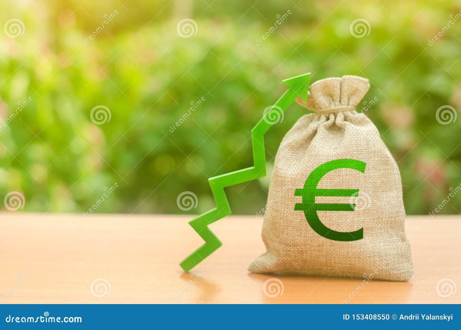 Geldzak met Euro symbool en groene omhooggaande pijl Verhogingswinsten en rijkdom de groei van lonen Gunstige voorwaarden voor zaken Investeringsaantrekkelijkheid leningen en subsidies gunstige voorwaarden