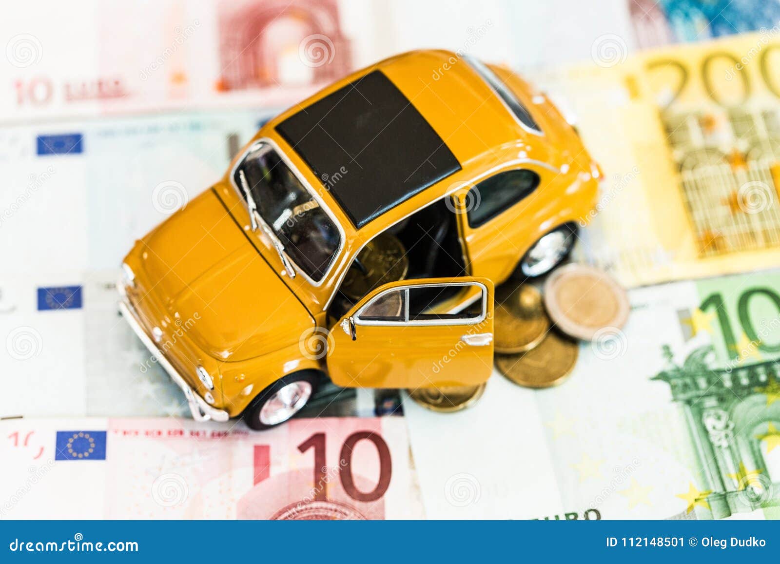 protest virtueel Zeeanemoon Gele Auto Met Geld Op Achtergrond Stock Afbeelding - Image of uitvoerend,  auto: 112148501
