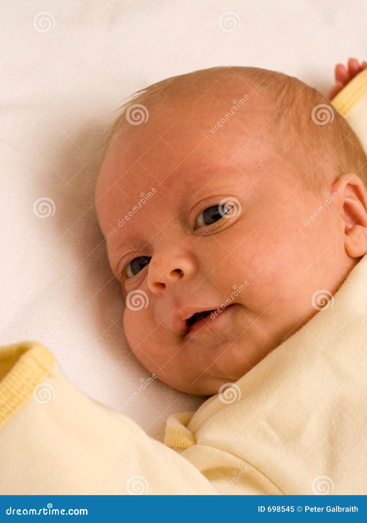 Verlichten Respectievelijk toonhoogte Gele baby stock afbeelding. Image of rust, kind, licht - 698545