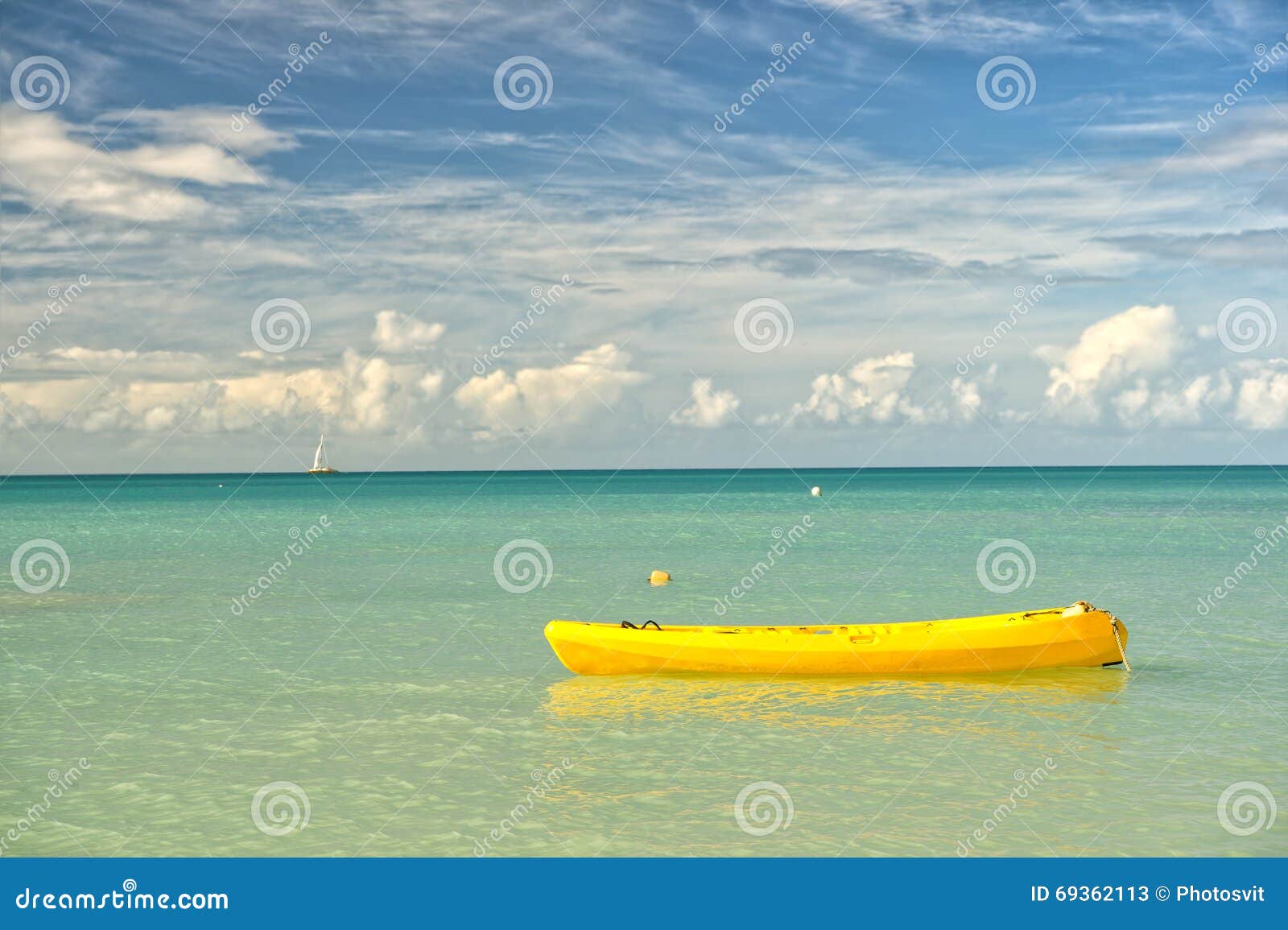 Gele boot in overzees. Exotisch mooi marien strand van Antigua St Johns met gele golfagent op blauw water en hemel met kleine wolken in zonnig weer openlucht op natuurlijke achtergrond