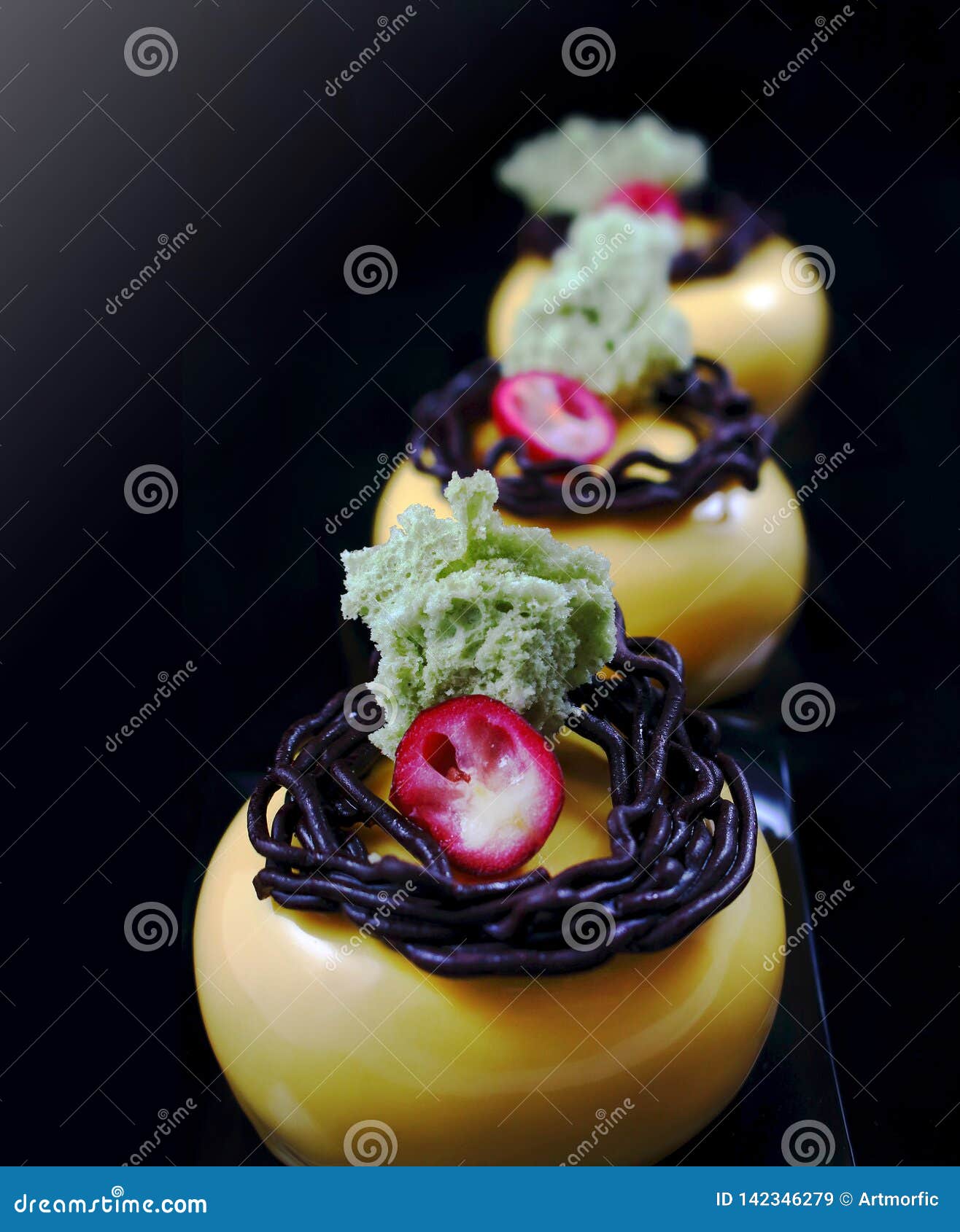 pizza Behoren Mening Gele Ronde Desserts Met De Decoratie Van Het Chocoladenest, Amerikaanse  Veenbessen En Pistachespons Stock Afbeelding - Image of luxe, heerlijk:  142346279