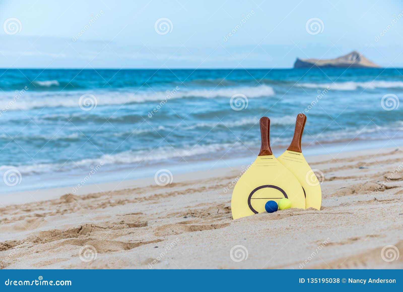 schakelaar hervorming bellen Gele Strandpeddel En Ballen Op Een Strand in Hawaï Stock Foto - Image of  actie, blauw: 135195038