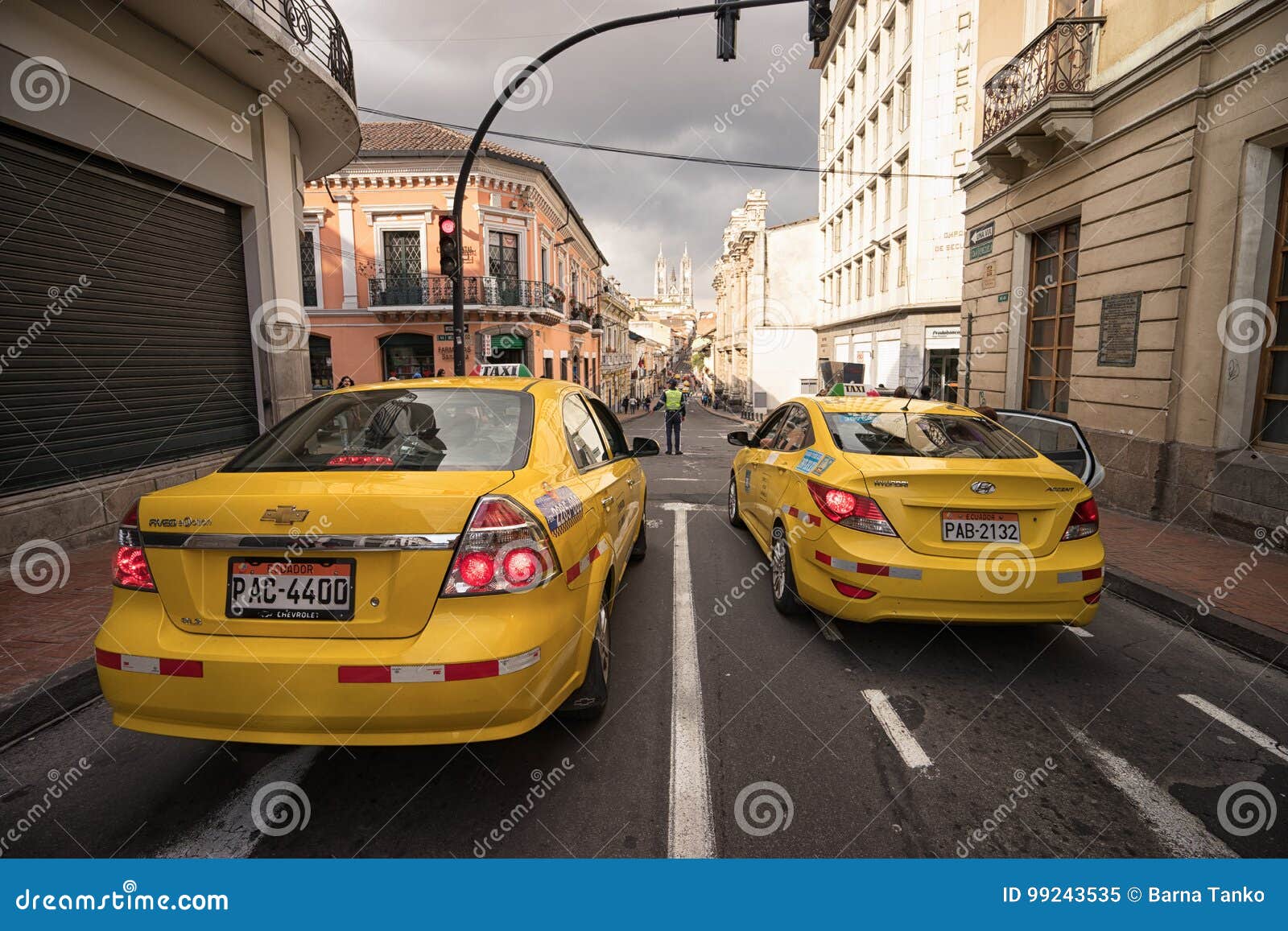Gele taxis die in Quito Ecuador wachten