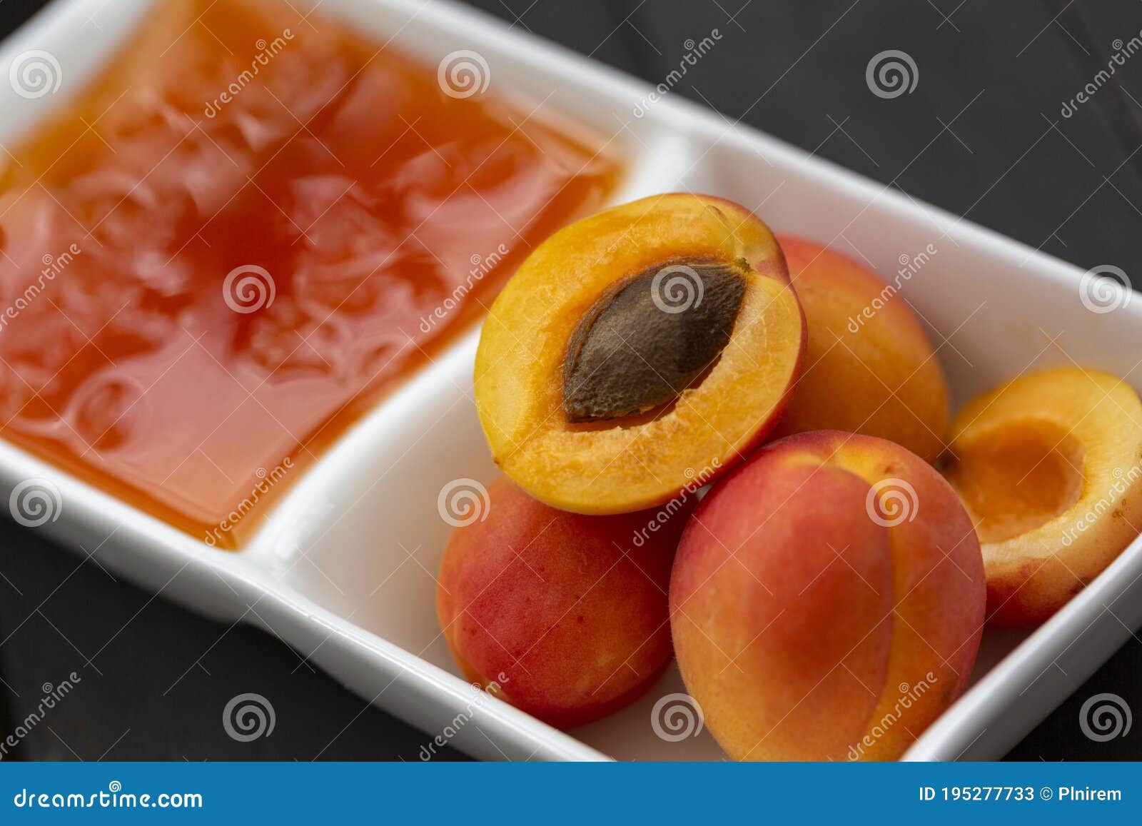 Geleia De Damasco Com Fruta Fresca Imagem de Stock - Imagem de placa,  enlatado: 195277733