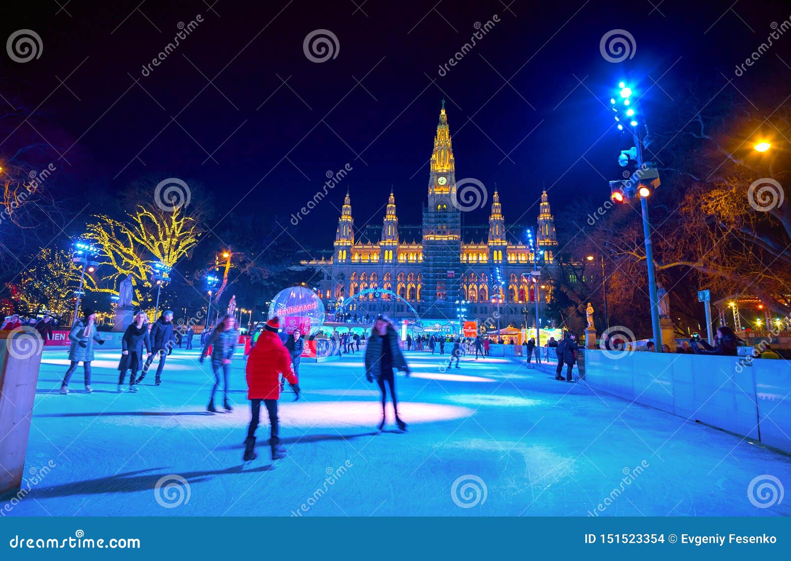 Gelijk Makend Op Ijs Het Schaatsen Piste in Wenen, Oostenrijk Redactionele Afbeelding - Image avond, gotisch: 151523354