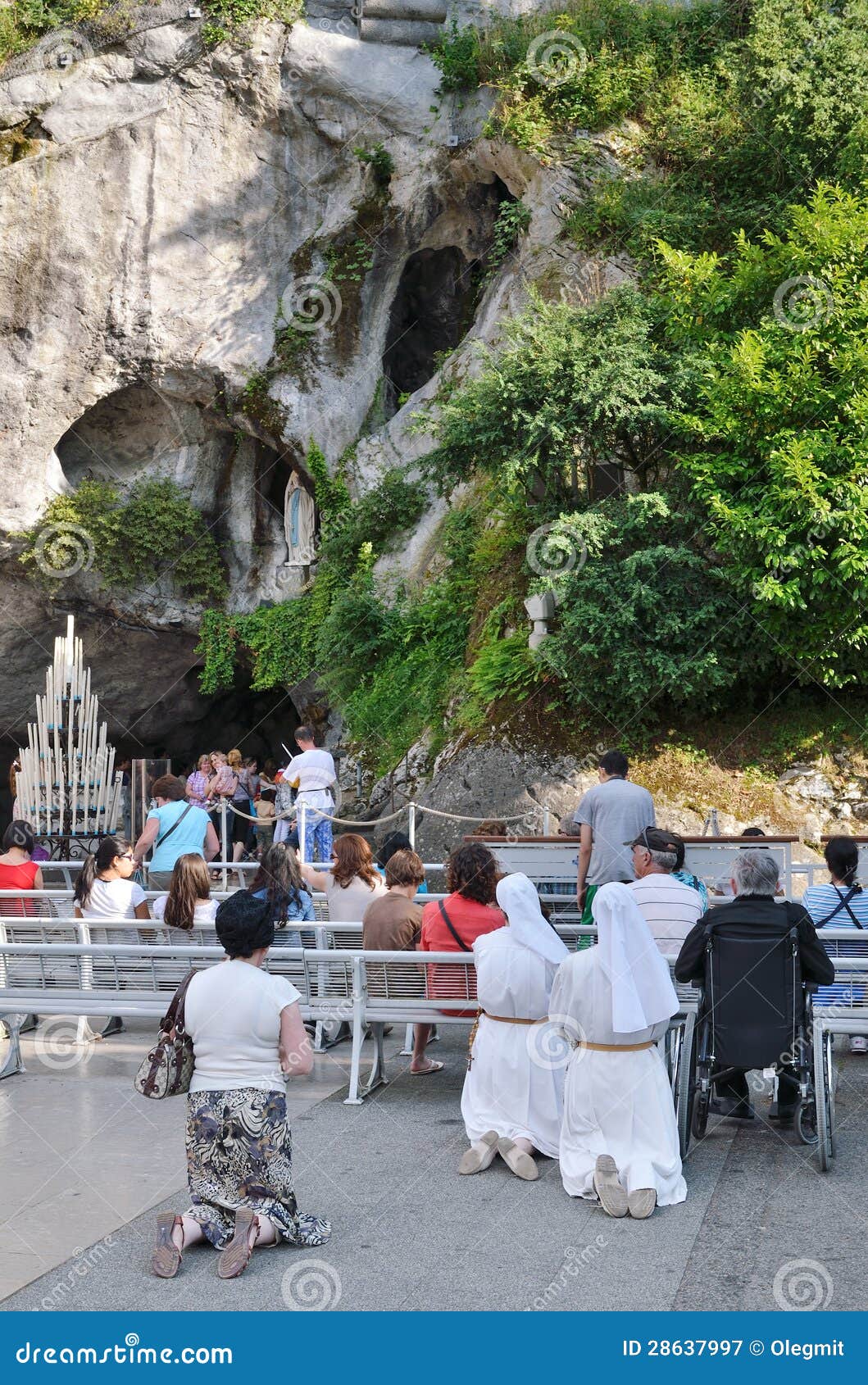 Gelovigen Dichtbij De Grot in Lourdes Redactionele Fotografie - Image ...