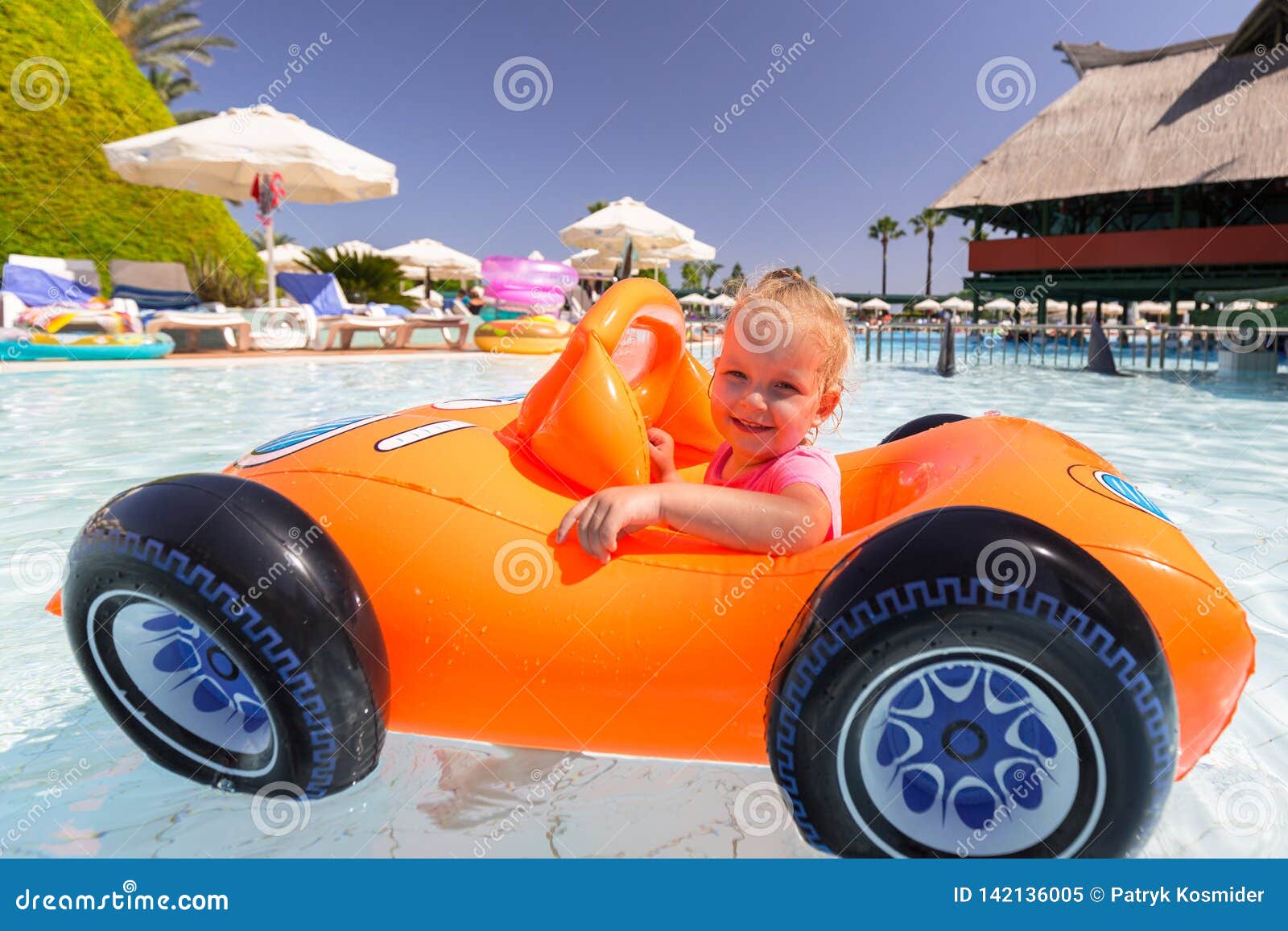 Gelukkig Meisje Die in Opblaasbare Auto De Zomervakantie Zwemmen Stock Afbeelding - Image of weinig, 142136005