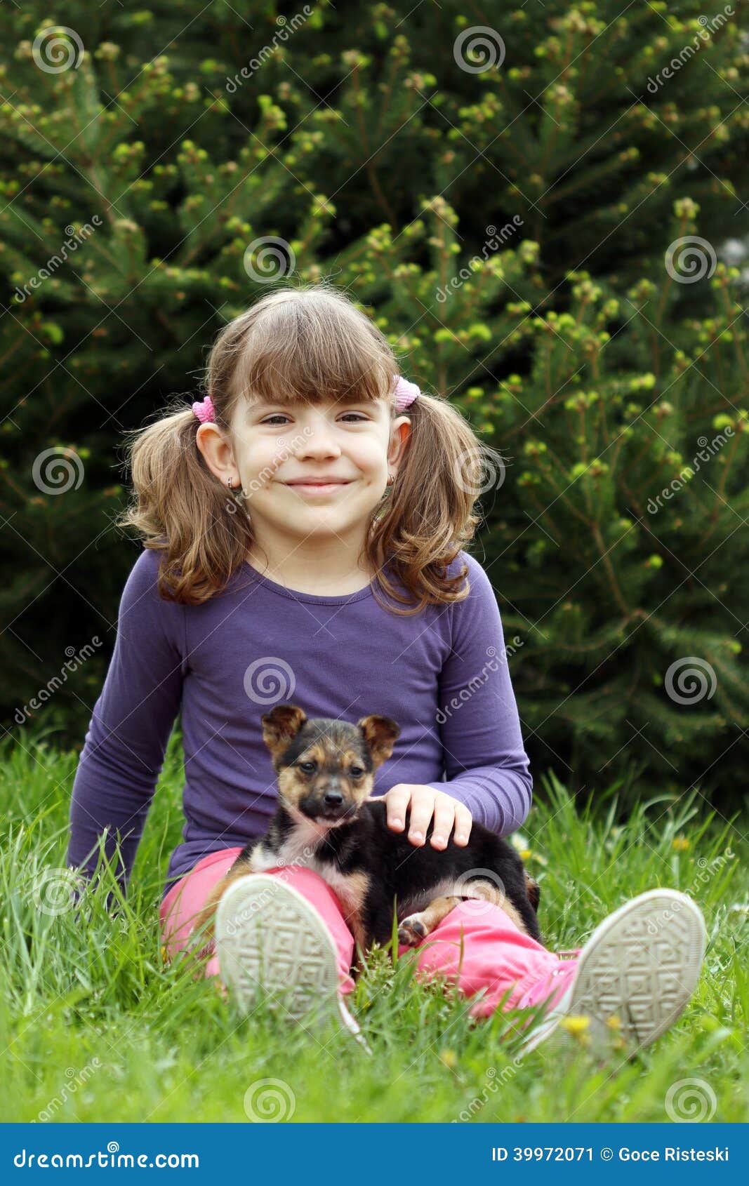 Gelukkig meisje met leuk puppyhuisdier