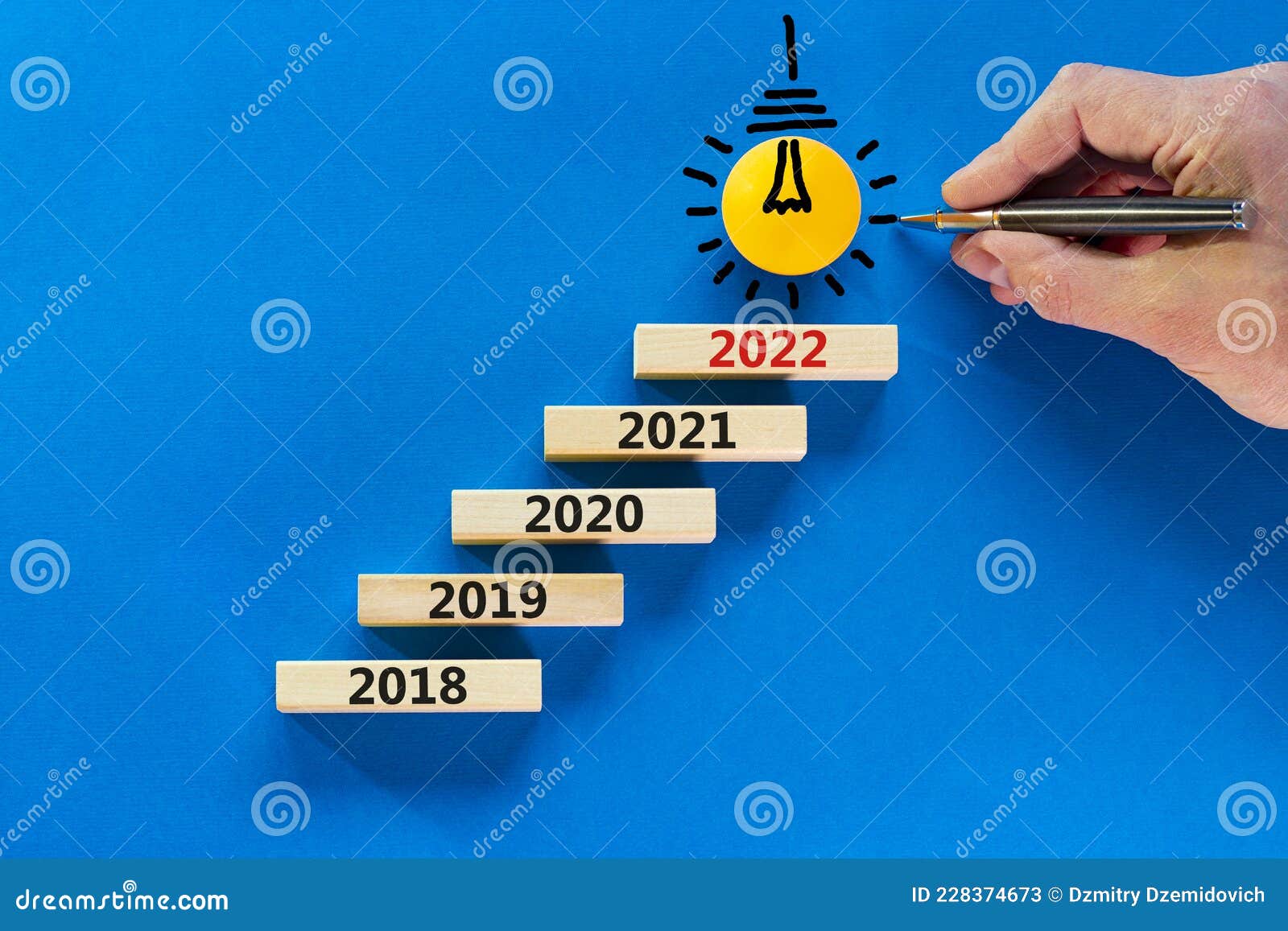 Fruitig pot Grap 2022 Gelukkig Nieuwjaarssymbool. Pictogram Handlamp. Blokken Met De Nummers  2022 2018 2019 2020 2021. Mooie Blu Stock Afbeelding - Image of besluiten,  planning: 228374673