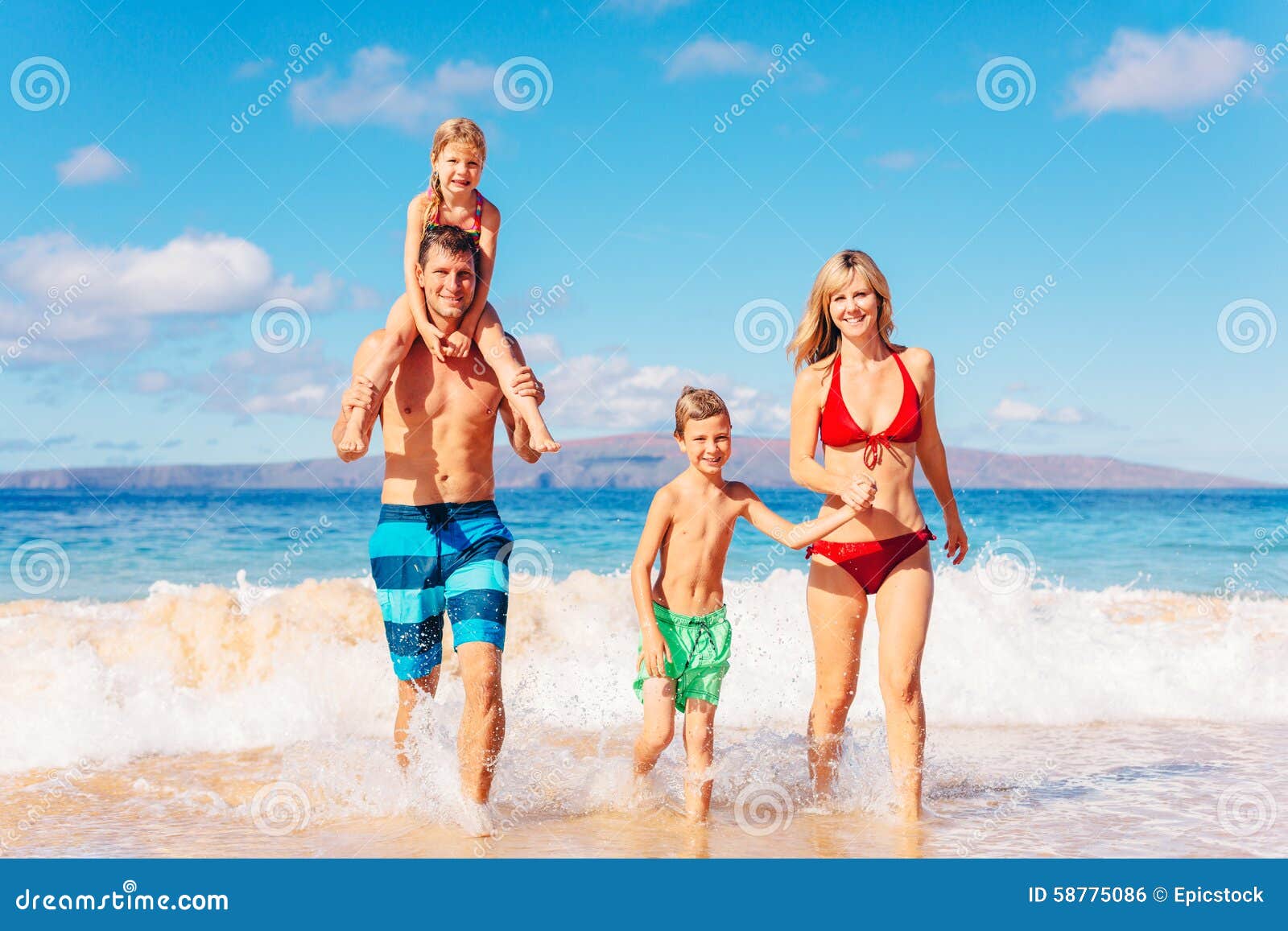 Gelukkige familie die pret op het strand heeft. De vakantie van de familie Gelukkige familie die pret op mooi warm zonnig strand hebben Openlucht de zomerlevensstijl