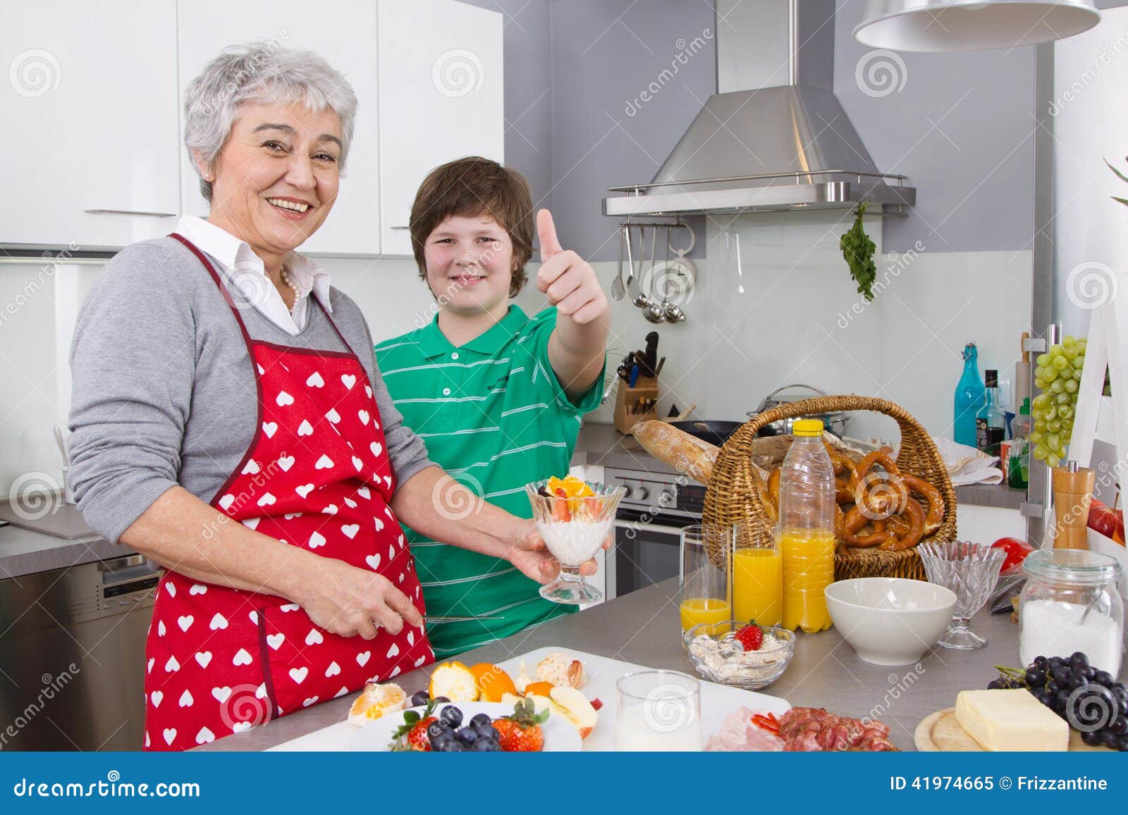 Внучки доставка еды. Бабушка на кухне. Фотосессия на кухне с бабушкой. Бабушка с внуками на кухне. Бабушка на кухне с детьми и внуками.