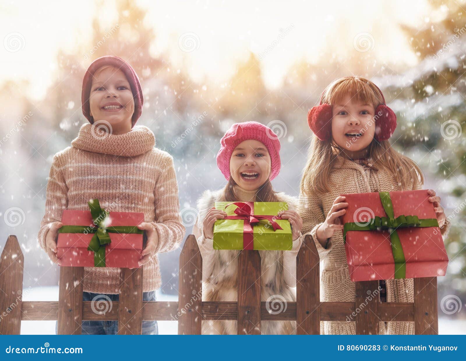 Vrolijke Kerstmis en Gelukkige Vakantie! Het leuke van de kinderenmeisjes en jongen spelen op een de wintergang in aard Gelukkige jonge geitjes in openlucht