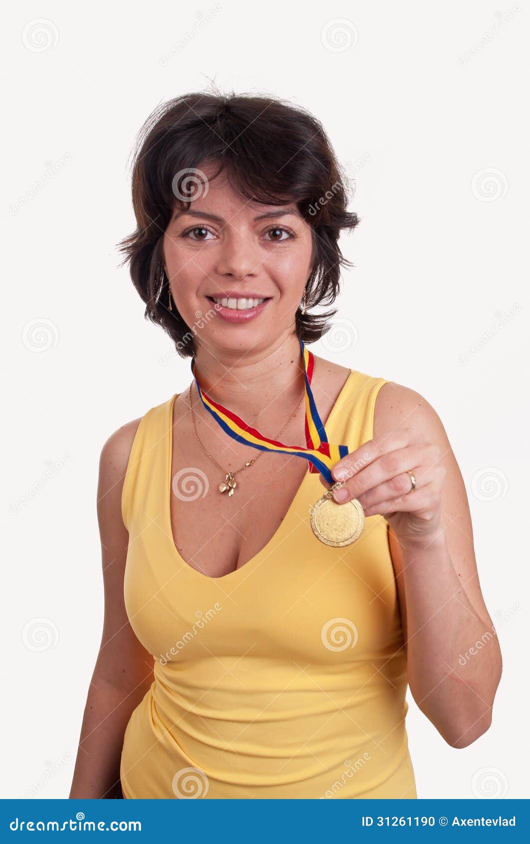 Gelukkige jonge vrouw die haar gouden medaille tonen