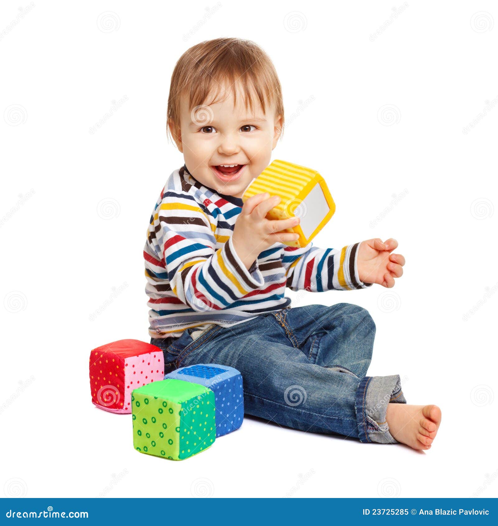 Gelukkige kinderjaren. Aanbiddelijke die éénjarigenkind het spelen met stuk speelgoed kubussen, op wit worden geïsoleerd