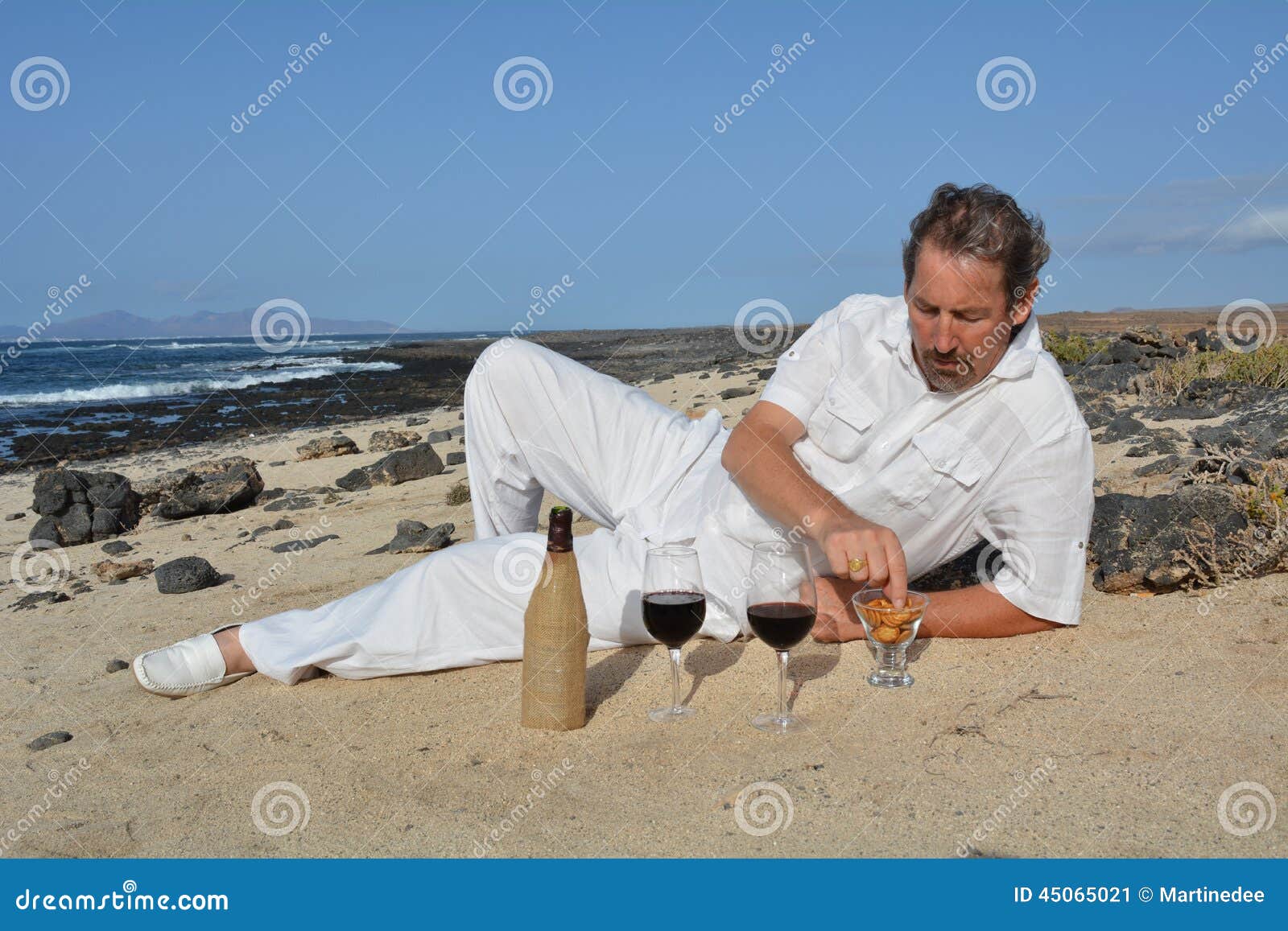 Gelukkige Mens Op Het Strand Met Twee Glazen Rode Wijn Stock Afbeelding ...
