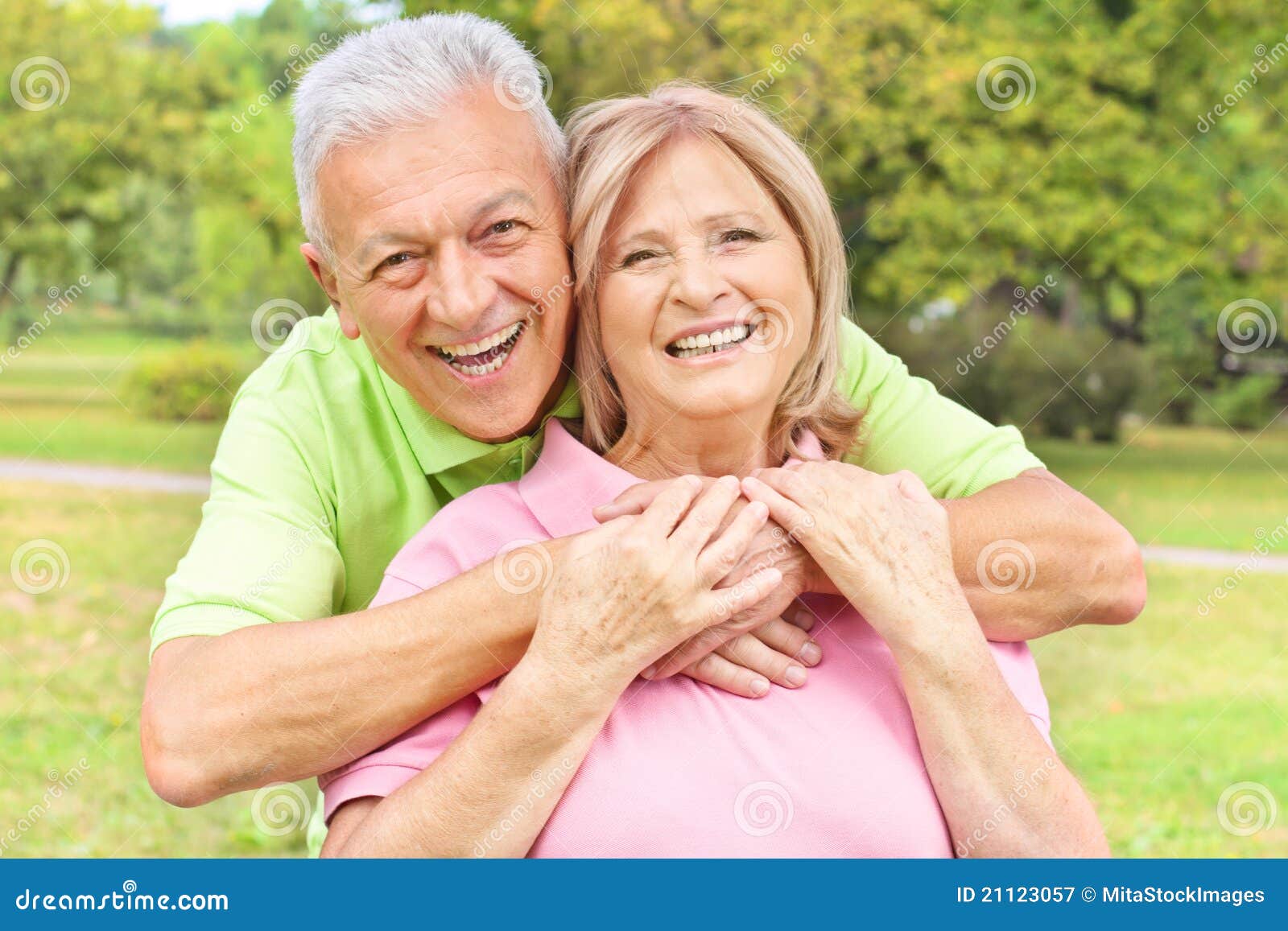 Gelukkige oude mensen in openlucht. Portret van een gelukkig bejaard paar in openlucht.