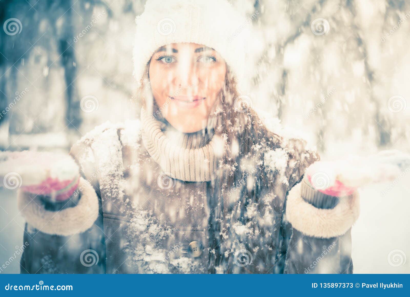 Gelukkige Vrouw Bij De Koude Sneeuwwinter Bij Het Park Van New York ...