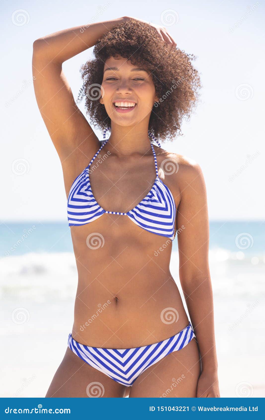 Gelukkige Vrouw Die In Bikini Camera Op Het Strand Bekijken St
