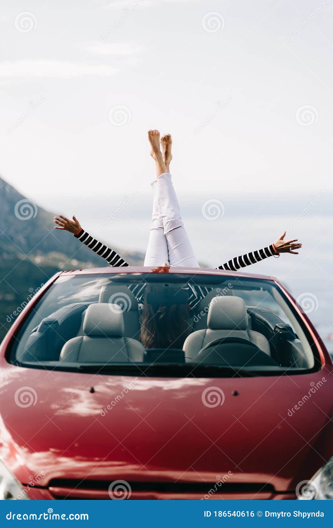 Gelukkige Vrouw Zit in Een Rode Cabriolet Met Een Mooi Uitzicht Stock Foto  - Image of auto, cabriolet: 186540616