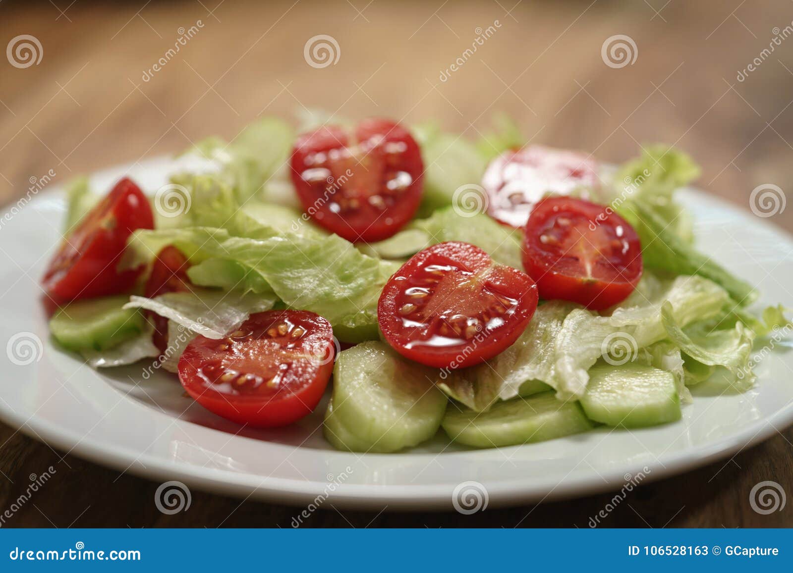 Gemüsesalat Mit Tomate, Gurke Und Eisbergsalat Stockbild - Bild von ...