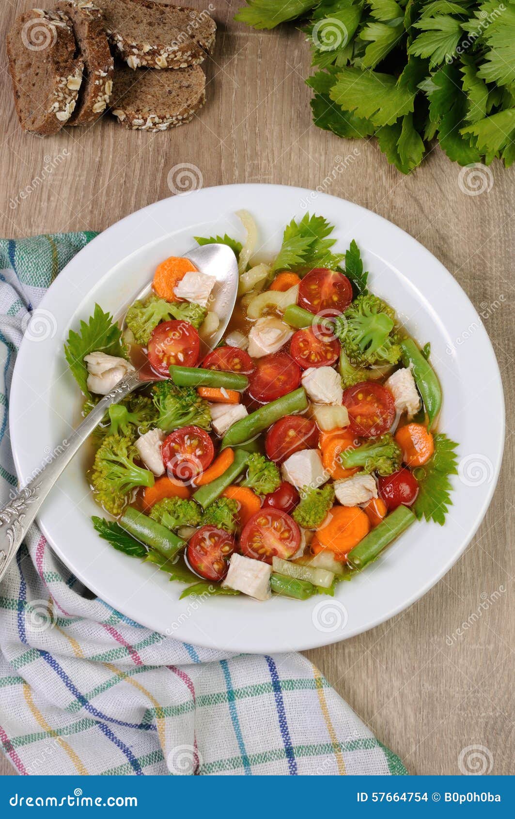 Gemüsesuppe mit Huhn stockfoto. Bild von pottage, teil - 57664754