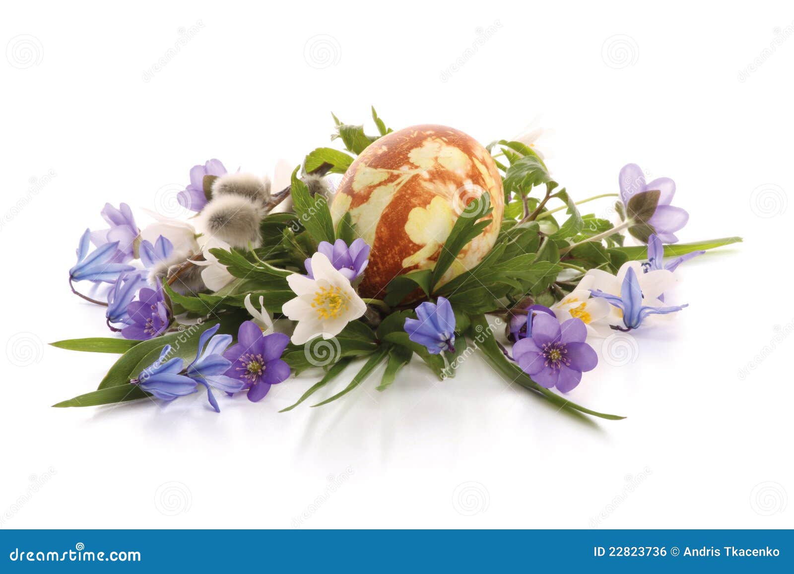 Gemalte Osterei Und Fruhlingsblumen Stockfoto Bild Von Gemalte Fruhlingsblumen