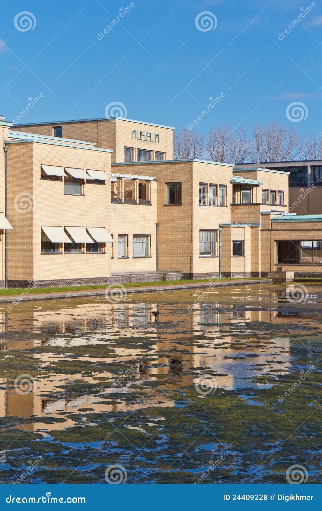 Gemeente museon，自治市博物馆. 池的水的反映黄色砖自治市博物馆，海牙，荷兰