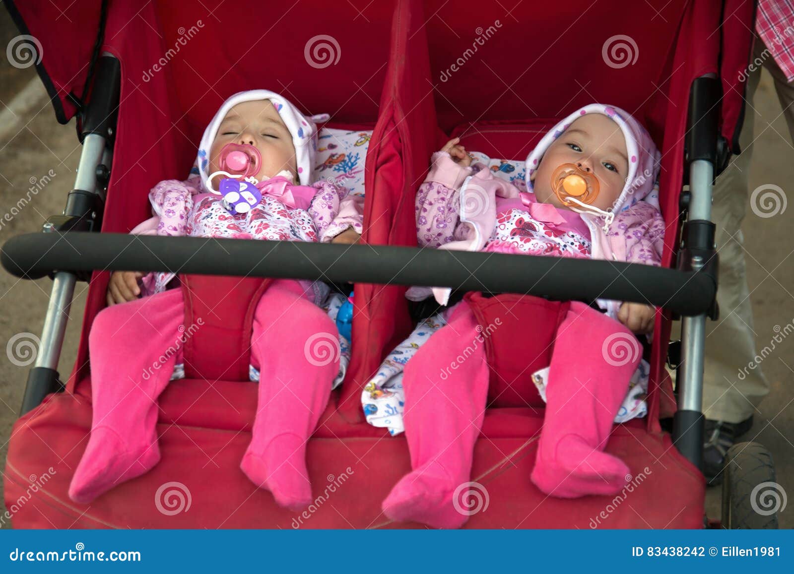 Gemelos Lindos Del Bebé En Doble Foto de - Imagen de carro, 83438242