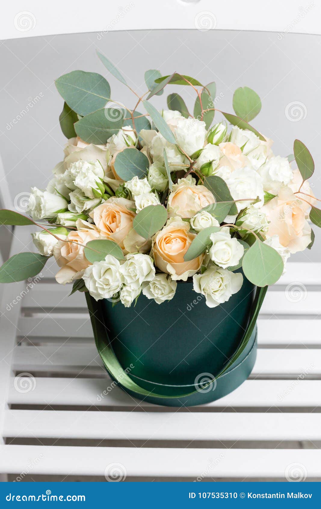 Gemischte Weisse Blumen Blumenstrauss Von Sprayrosen Und Eukalyptus In Einem Kasten Auf Holztisch Kopieren Sie Platz Leerzeichen F Stockfoto Bild Von Weisse Kopieren