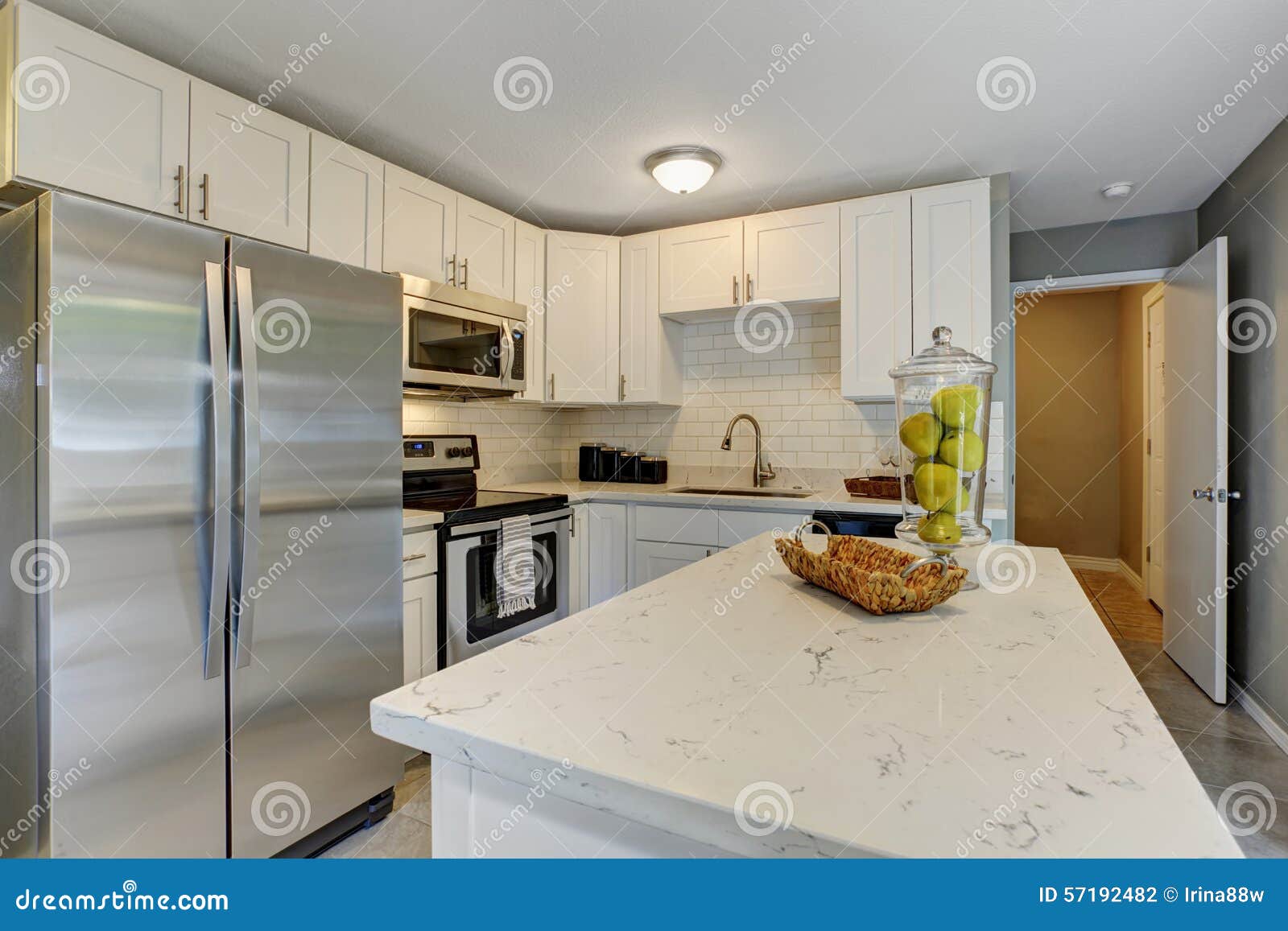 Gemoderniseerde keuken met grijs en wit thema stock foto ... Keuken wit grijs