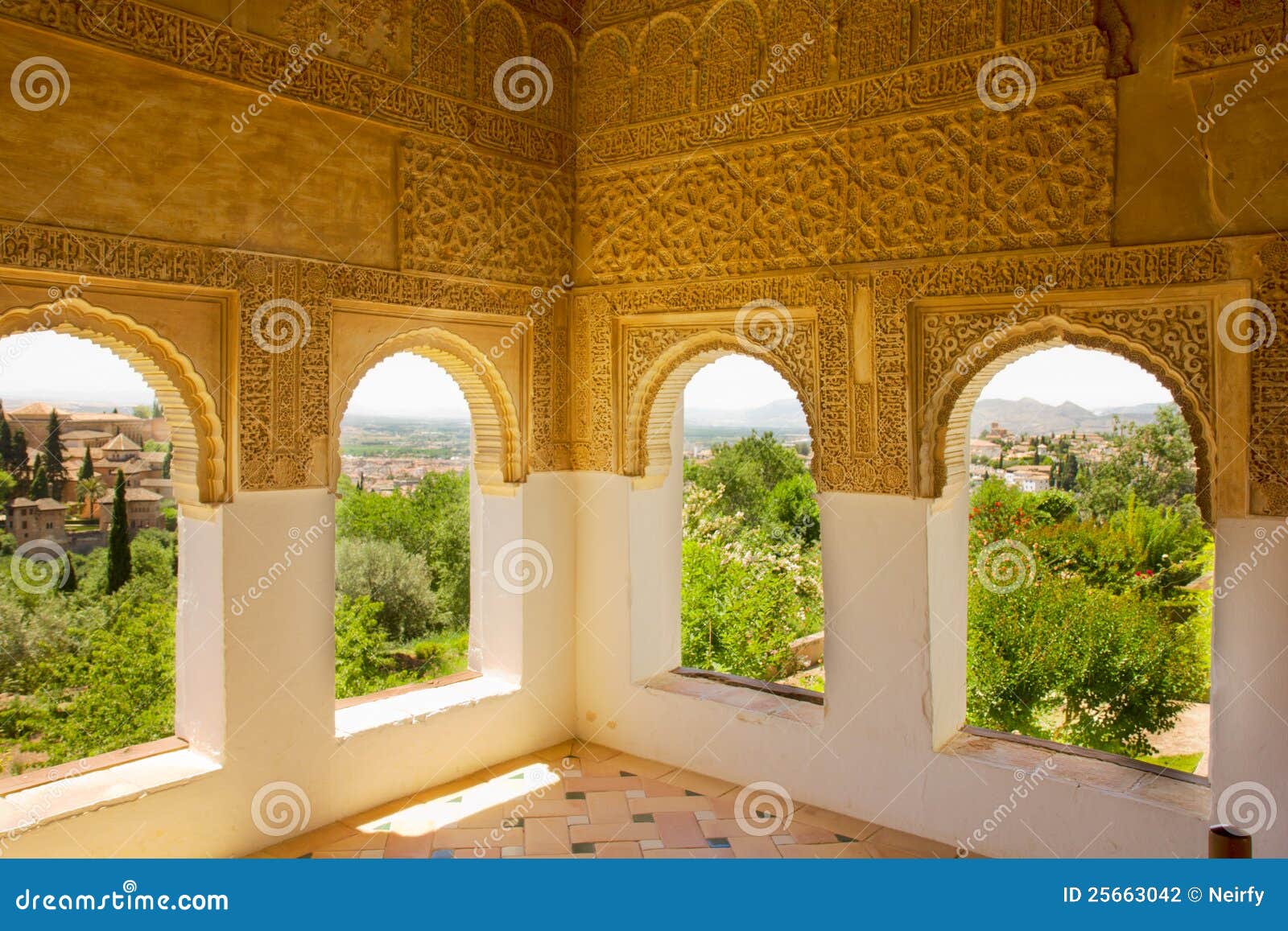 Generalife Fenster Granada, Spanien. Generalife Fenster, die auf Alhambra, Granada, Spanien übersehen.