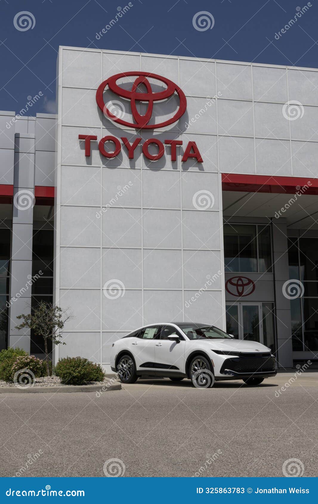 Toyota Crown Limited Display. Toyota Offers the Crown Limited with a 2 ...