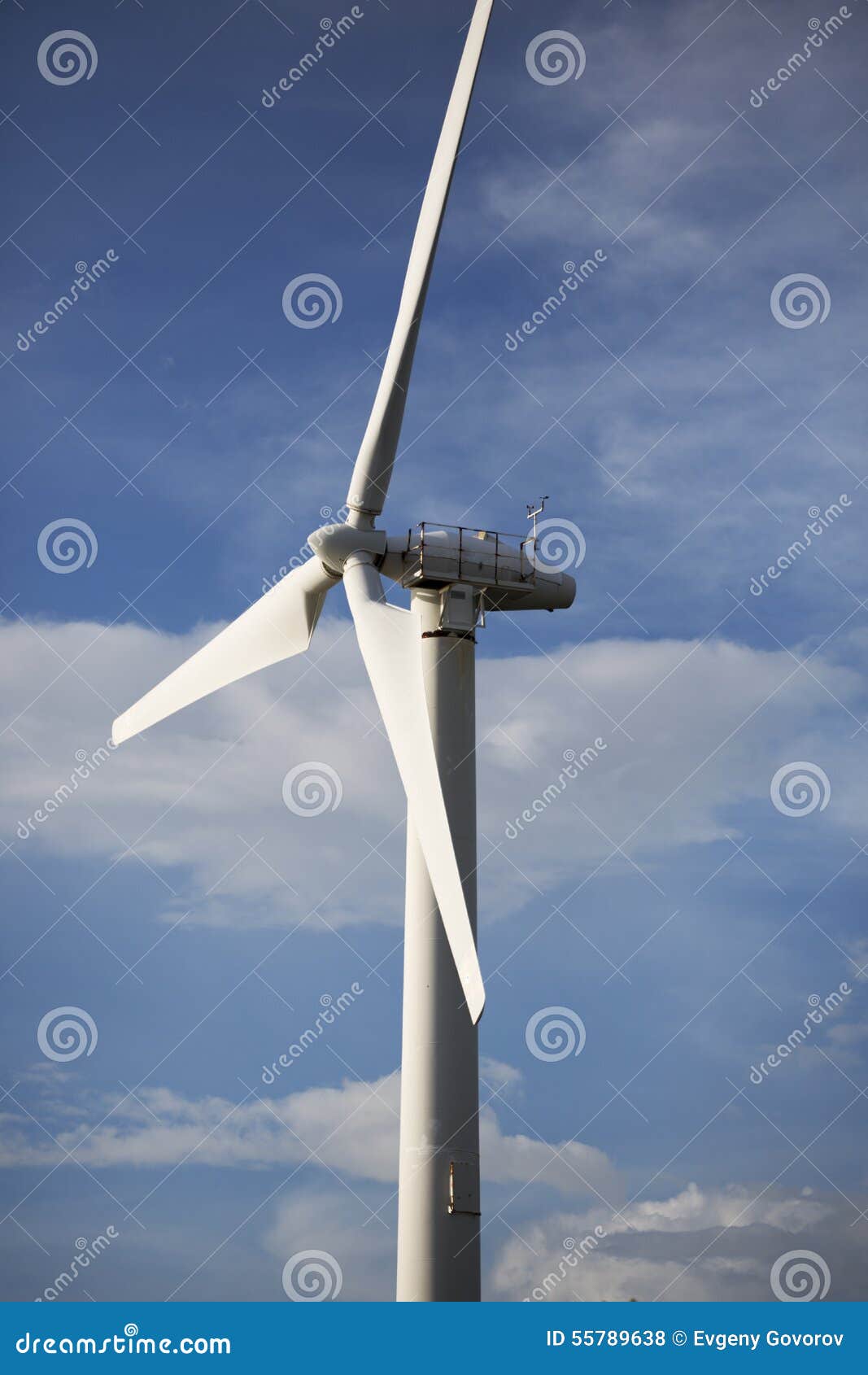 Generatore eolico gigante fotografia stock. Immagine di gigante - 55789638