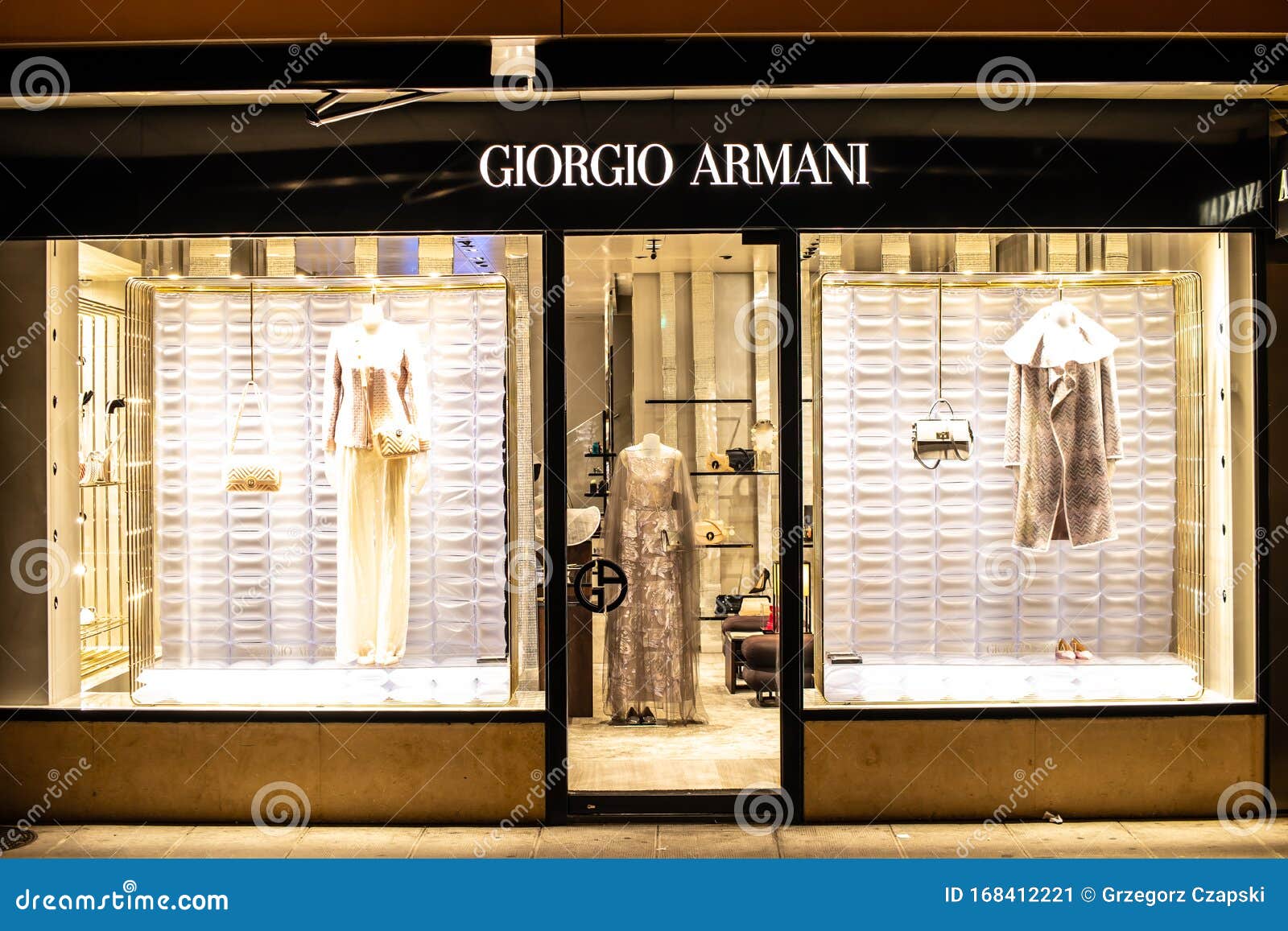 wijk Assimileren blauwe vinvis Giorgio Armani Fashion Store, Window Shop, Clothes, Shoes on Display for  Sale, Modern Giorgio Armani Fashion House Editorial Photo - Image of  fashion, brand: 168412221