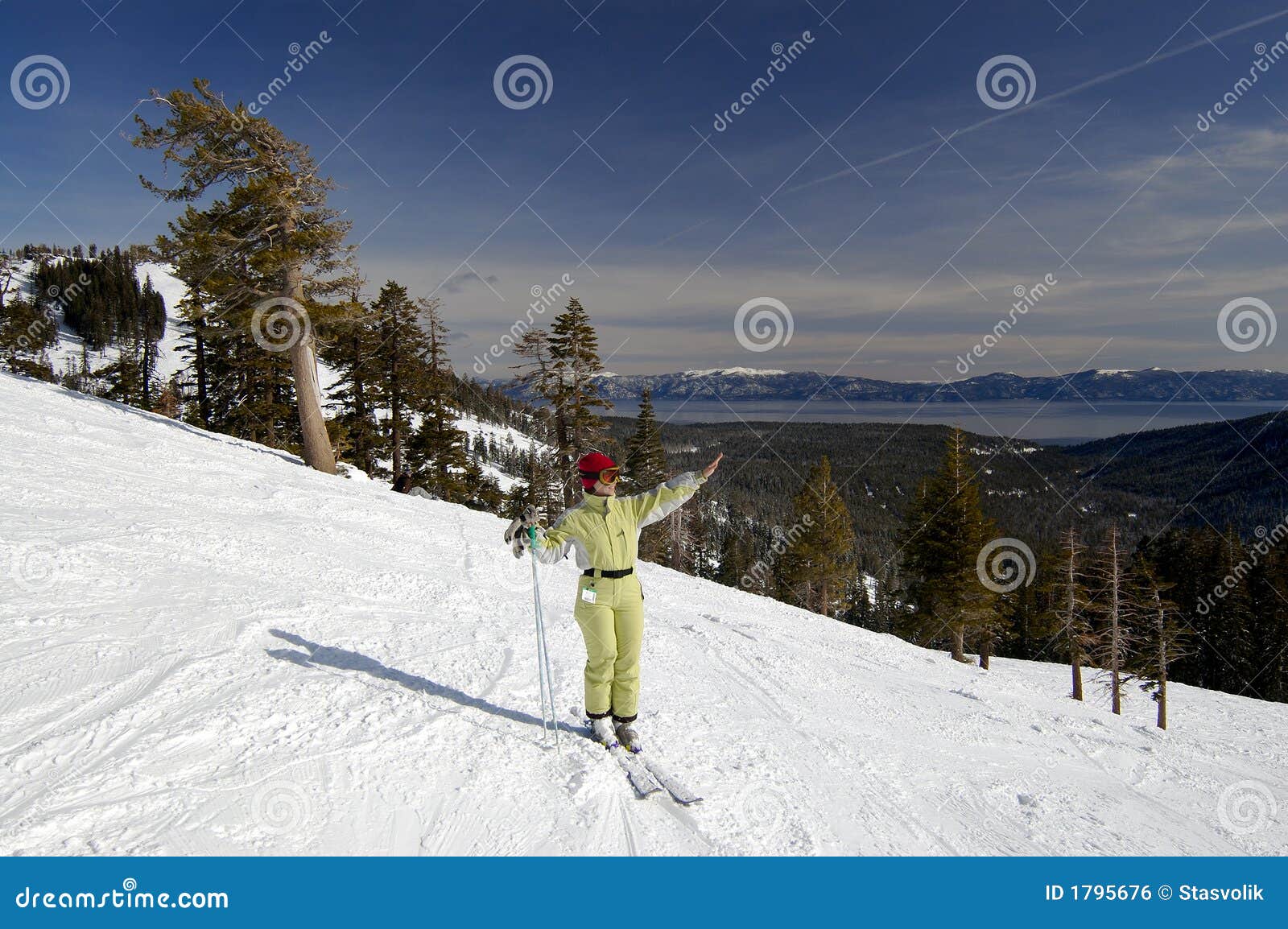 Genießen des Winters. Eine junge attraktive Frau genießt den Winter an einem Skiort bei Nordlake tahoe, Kalifornien.